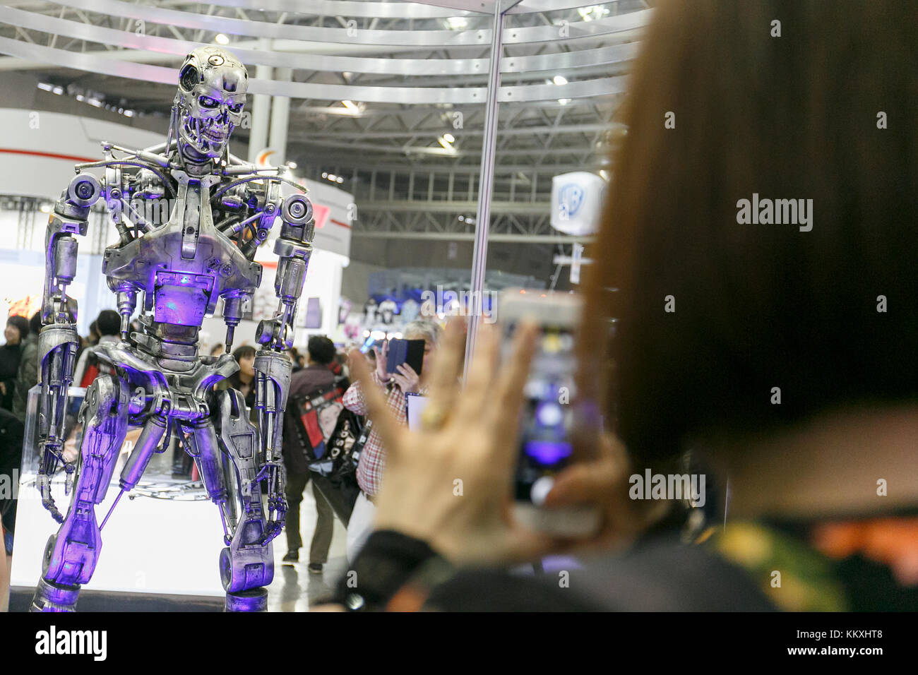 Un visiteur prend des photos d'une statue grandeur nature de Terminator Endoskeleton T-800 lors de la Tokyo Comic Con 2017 au Makuhari Messe International Exhibition Hall le 3 décembre 2017, Tokyo, Japon. C'est la deuxième année que San Diego Comic-Con International organise l'événement au Japon. Tokyo Comic Con se déroule du 1er au 3 décembre. Crédit : Rodrigo Reyes Marin/AFLO/Alamy Live News Banque D'Images