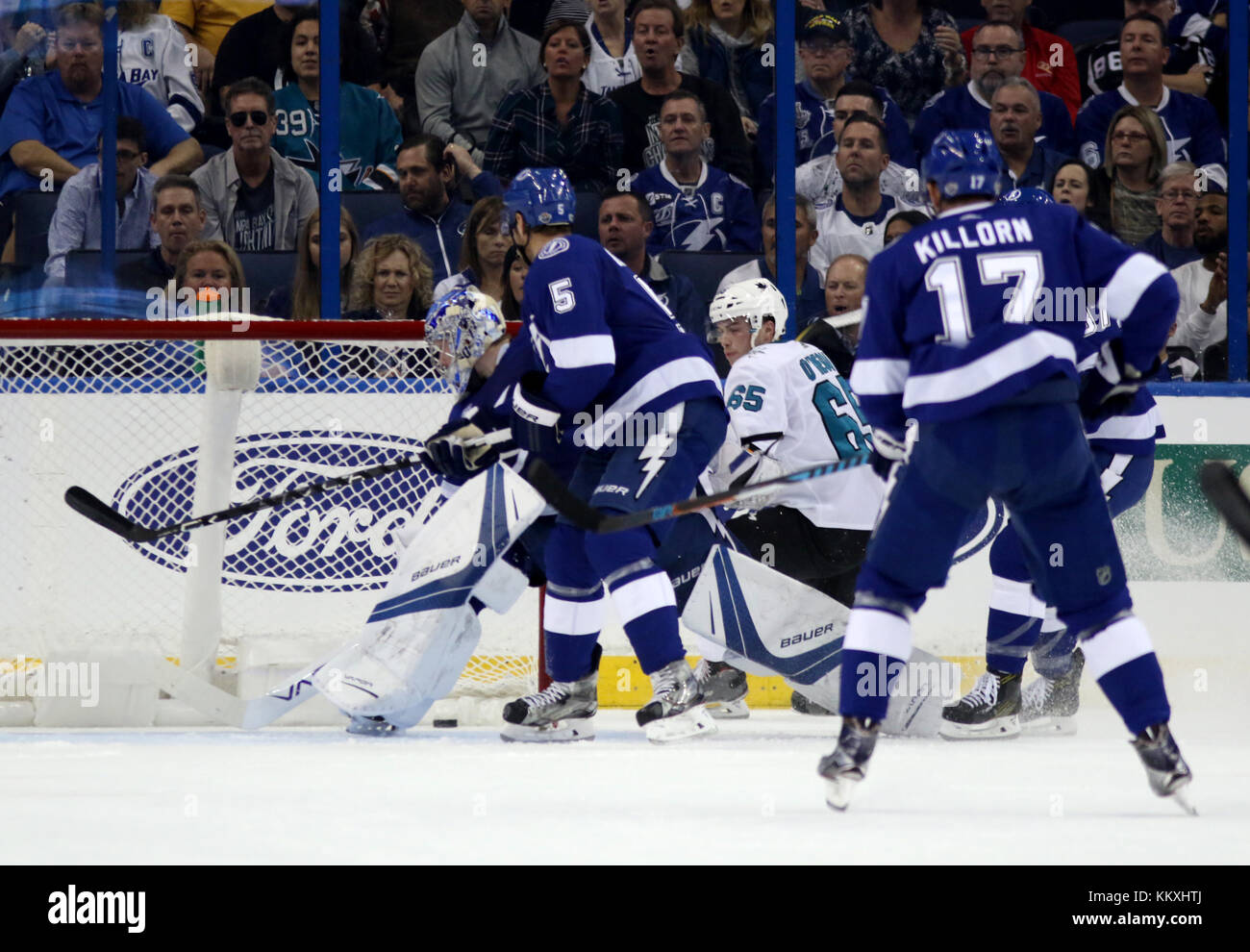 Tampa, Floride, USA. 2 Décembre, 2017. DOUGLAS R. CLIFFORD | fois.San Jose Sharks center Daniel O'Regan (65) montres que la rondelle est passé de Tampa Bay Andrei gardien Vasilevskiy (88) pour un objectif de San Jose avec le Lightning de Tampa Bay le défenseur Dan Girardi (5) et le Lightning de Tampa Bay Alex Killorn aile gauche (17), à la défense au cours de la première période d'SaturdayÃ¢â€ (12/2/17) match entre le Lightning de Tampa Bay et les Sharks de San Jose à Amalie Arena à Tampa. Credit : Douglas R. Clifford/Tampa Bay Times/ZUMA/Alamy Fil Live News Banque D'Images