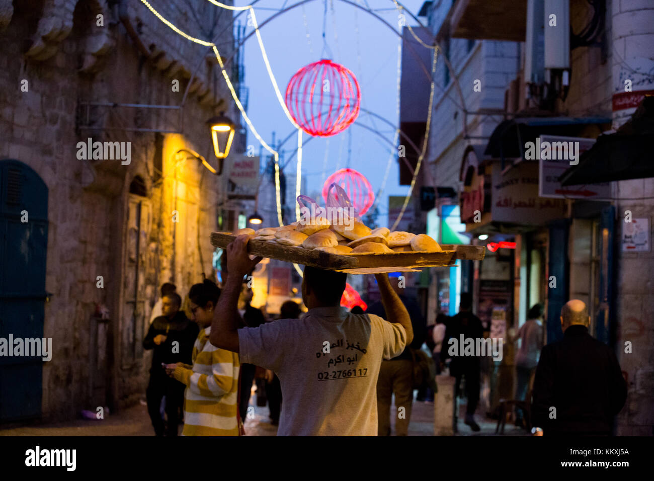 Bethléem, en Cisjordanie. 2 décembre, 2017. homme porte le pain pita frais comme la lumière de Bethléem jusqu'aux lumières de fête en prévision de la grande quantité de touristes et pèlerins arrivant pour les vacances de Noël. crédit : gabi berger/Alamy live news Banque D'Images
