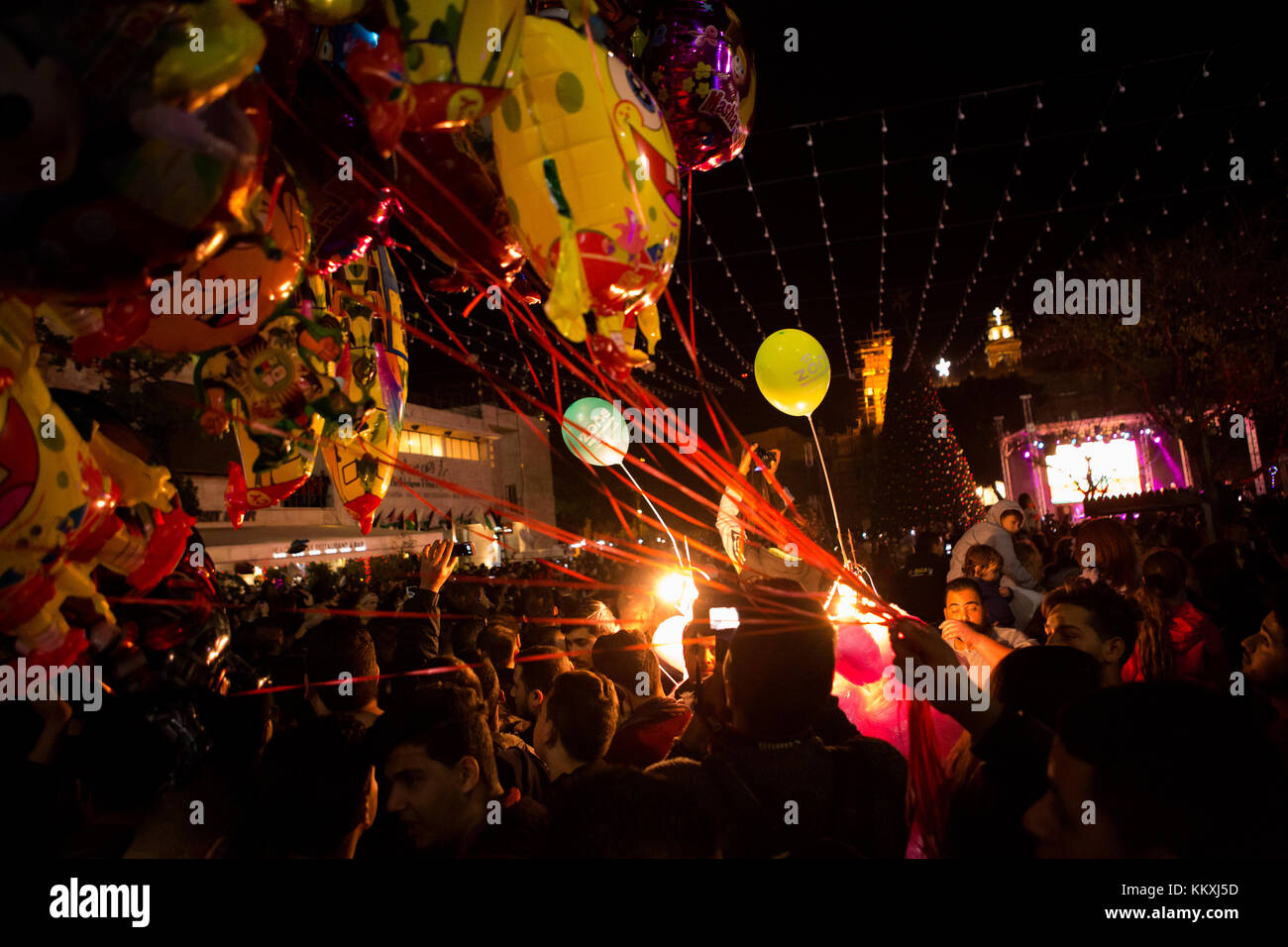 Bethléem, Cisjordanie. 2nd décembre 2017. Une grande foule s'est rassemblée pour célébrer l'éclairage de l'arbre de Noël des fêtes devant l'église de la Nativité à Bethléem, Cisjordanie, Palestine crédit: Gabi Berger/Alamy Live News Banque D'Images