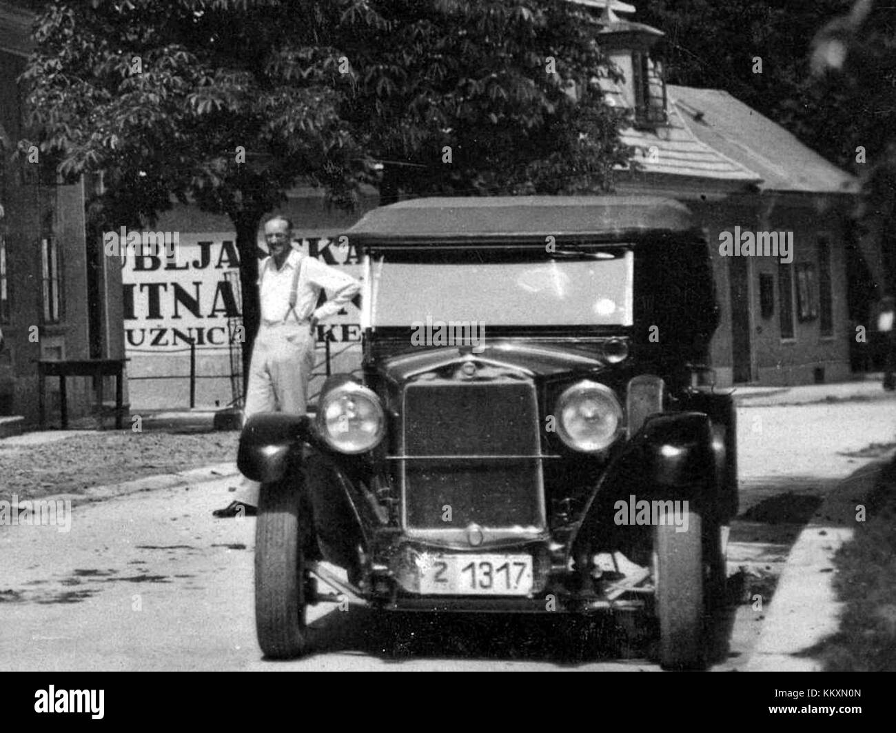 Une carte postale vintage représentant Rakek, Slovénie, présentant une automobile d'une époque révolue, offrant un aperçu historique du transport et de la vie de l'époque. Banque D'Images