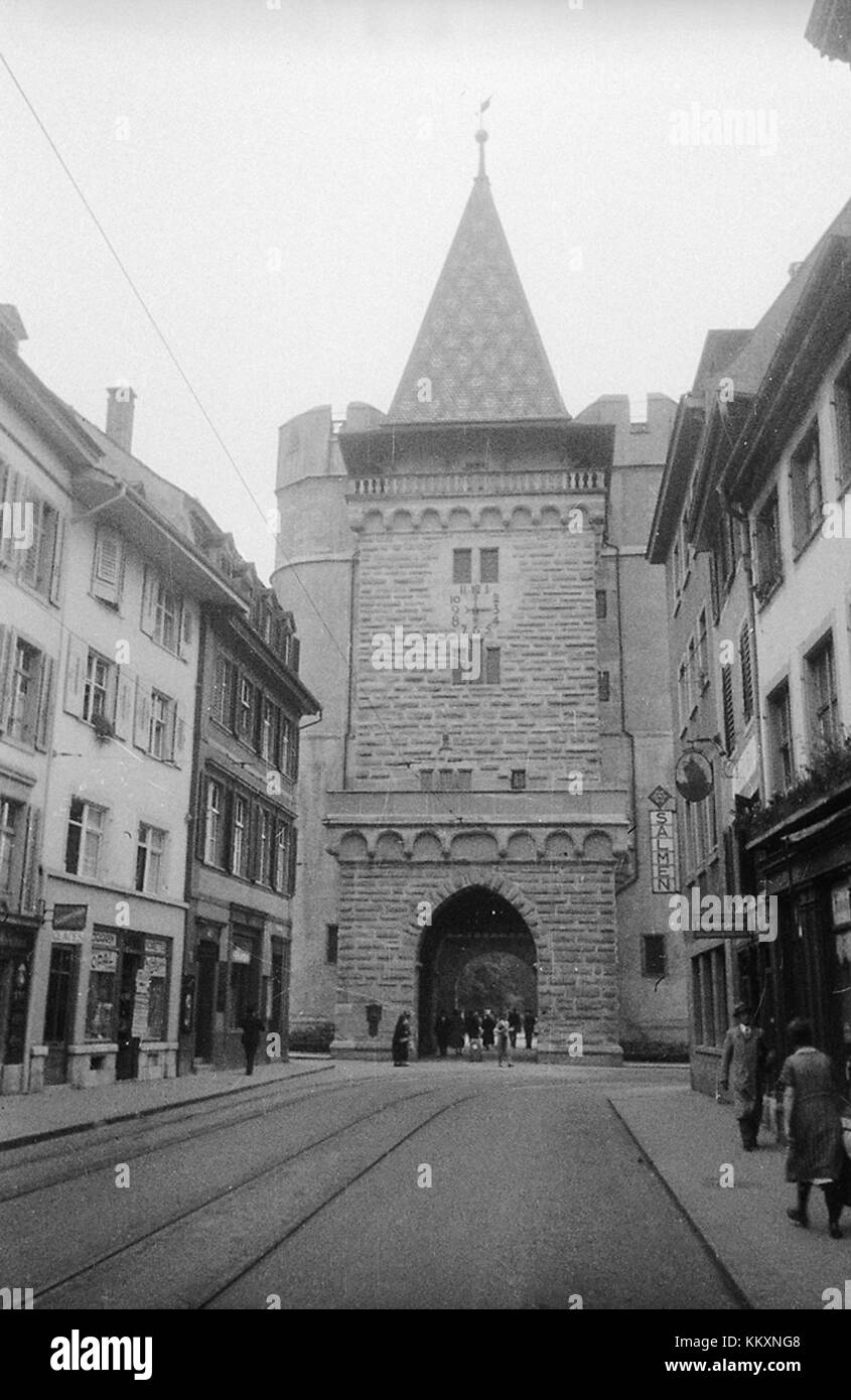 La porte de Spalen est un monument historique de Bâle, en Suisse, datant du XIVe siècle. C'est un excellent exemple de l'architecture médiévale, servant de porte de ville et de symbole des fortifications historiques de Bâle. Banque D'Images