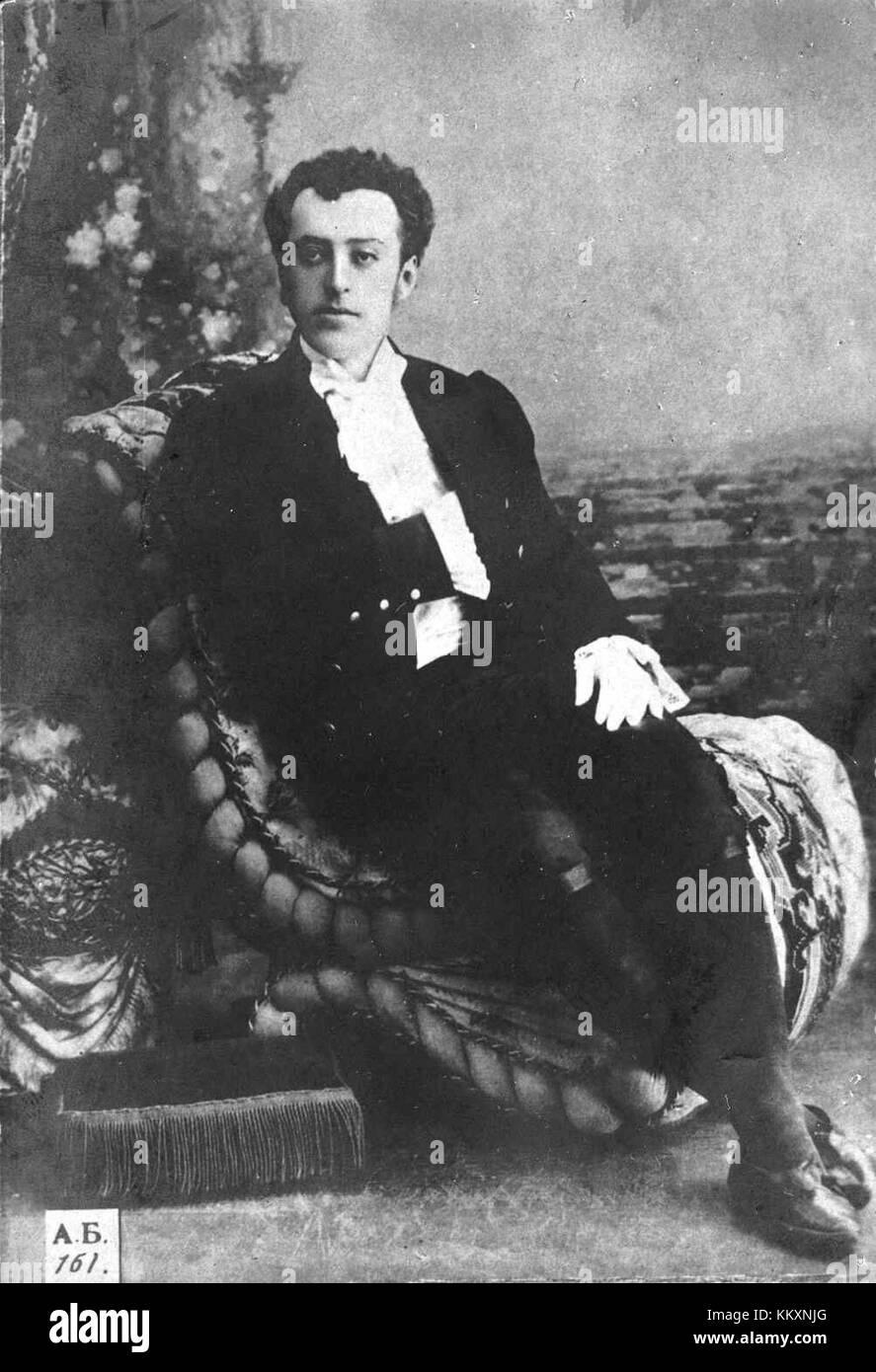 Le portrait de Chacky par Roschin Insarov offre une interprétation dramatique d'un personnage de littérature ou de théâtre. La performance capture la profondeur émotionnelle et la complexité de Chacky, une figure qui prend vie par le jeu d'acteur. Banque D'Images