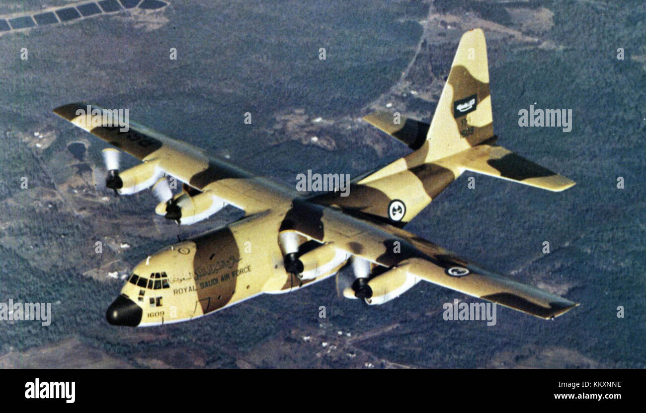 Le Lockheed C-130 Hercules est un avion de transport militaire utilisé par la Royal Saudi Air Force (RSAF). Il est conçu pour transporter de lourdes charges, y compris de l'équipement et des troupes, dans divers contextes opérationnels. Reconnu pour sa polyvalence et sa capacité à opérer à partir de pistes d'atterrissage courtes ou non préparées, il reste un atout crucial pour la logistique et les opérations militaires. Banque D'Images