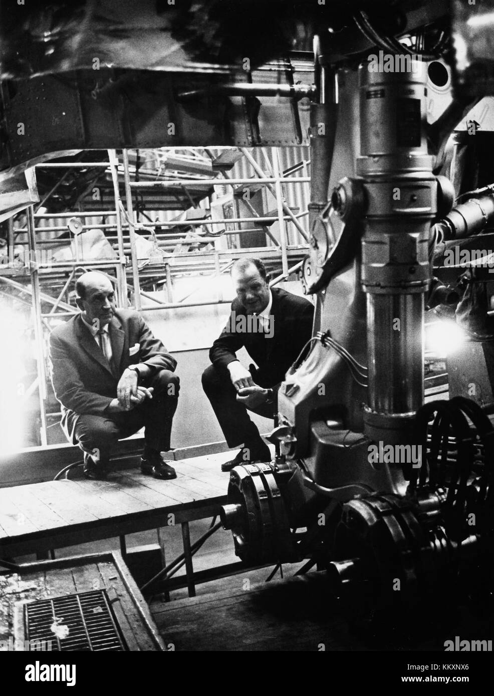 À l'aéroport Arlanda de Stockholm, Julius Carlsson, responsable des quais, et Georg Rooth, superviseur, inspectent le train d'atterrissage, une tâche cruciale dans la maintenance des aéronefs pour assurer la sécurité et l'efficacité opérationnelle. Banque D'Images