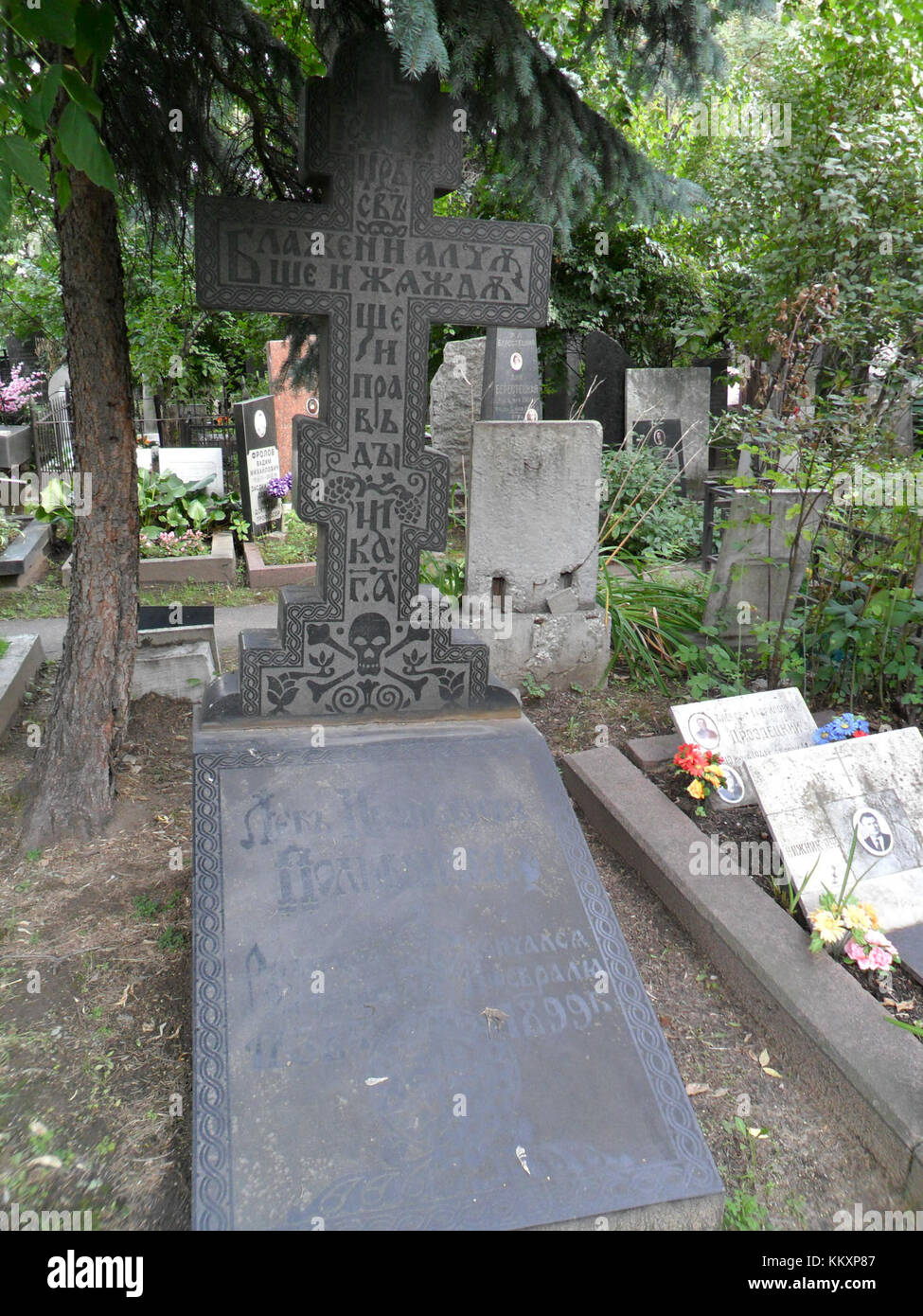 Le tombeau de L.I. Polivanov, un personnage historique, situé dans un cimetière. L'inscription et la conception du tombeau reflètent la signification culturelle et historique de cet individu. Banque D'Images