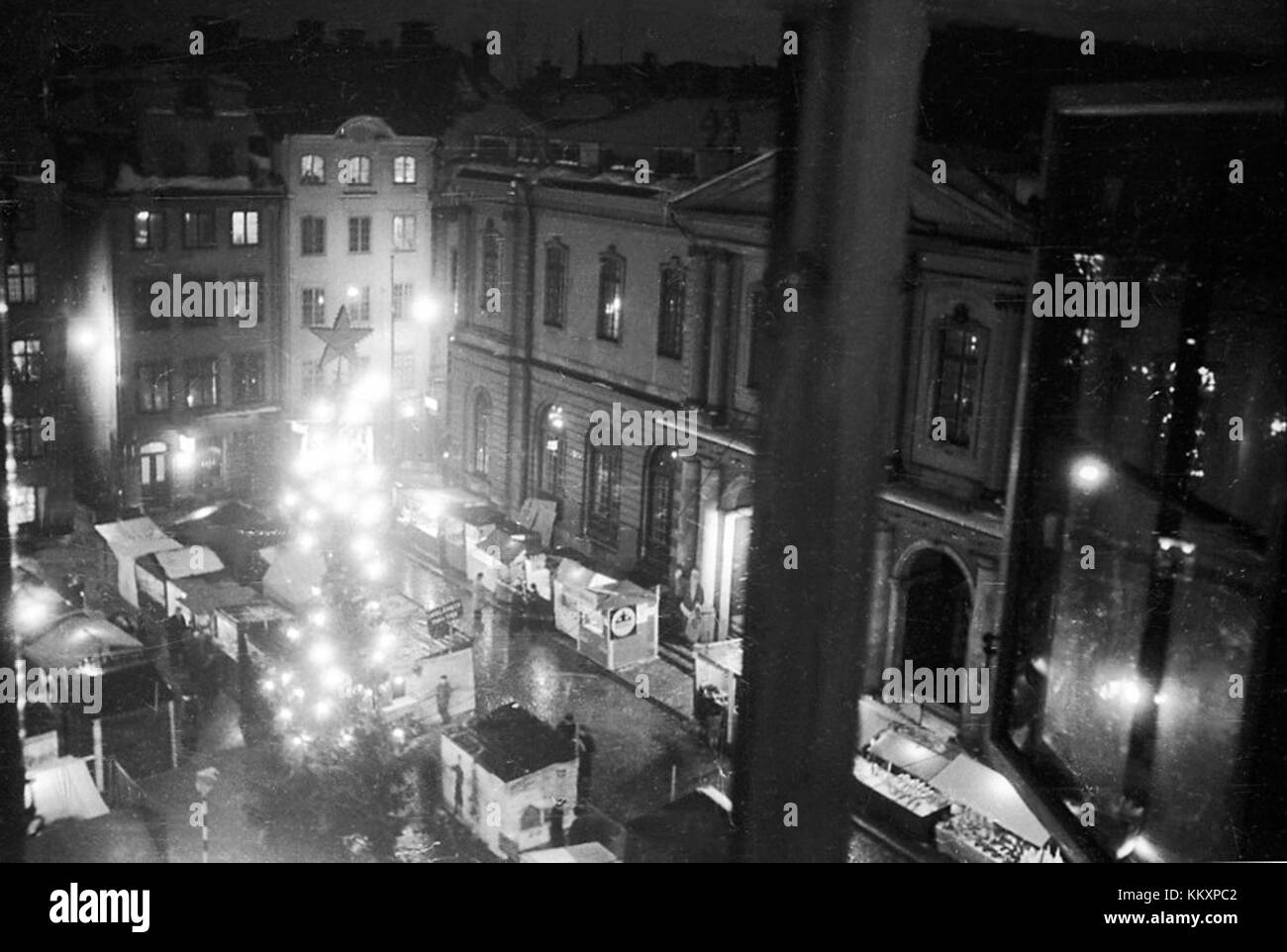 Le marché de Noël de Stortorget à Stockholm, en Suède, est une tradition de vacances bien-aimée, offrant des produits de fête, de la nourriture et de l'artisanat local. Le marché, situé sur la place historique, est une destination populaire pendant la saison hivernale. Banque D'Images