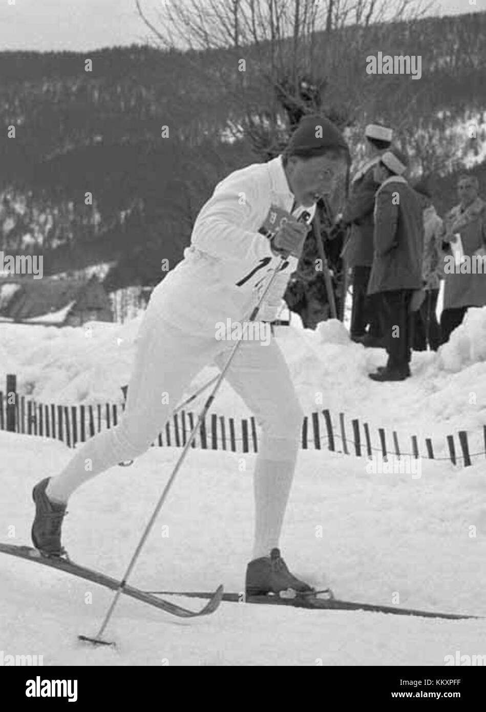 Britt Strandberg, actrice suédoise, est photographiée à Grenoble en 1968. Cette image reflète sa présence dans la ville pendant cette période, peut-être liée à sa carrière ou à une visite personnelle. Banque D'Images