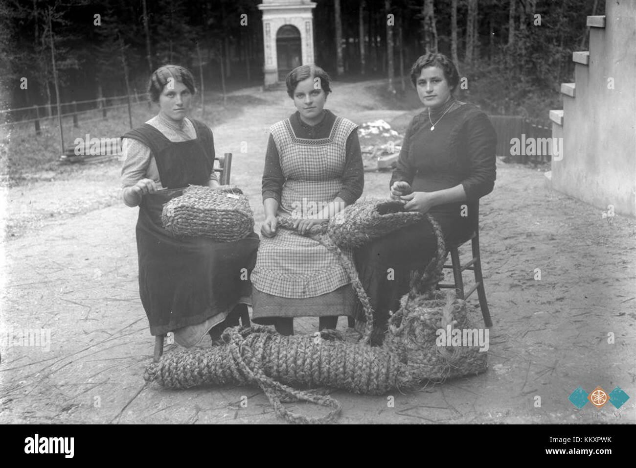 Cette image représente l'artisanat traditionnel de fabrication de paniers, connu sous le nom de « cekarji », devant le Centre culturel et éducatif sur la colline Homc. Il reflète la préservation culturelle par l'artisanat en Slovénie. Banque D'Images