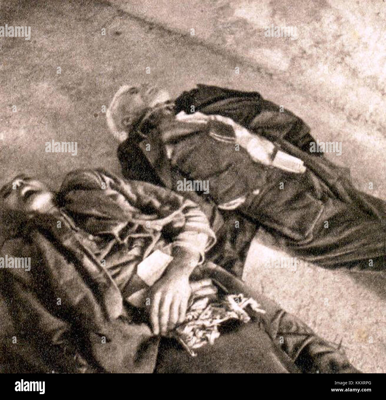Photographie représentant des détenus décédés au camp de concentration de Rab pendant la seconde Guerre mondiale, illustrant les conditions difficiles du camp et le bilan humain de la persécution en temps de guerre. Banque D'Images Photographie représentant des détenus décédés au camp de concentration de Rab pendant la seconde Guerre mondiale, illustrant les conditions difficiles du camp et le bilan humain de la persécution en temps de guerre. Banque D'Images