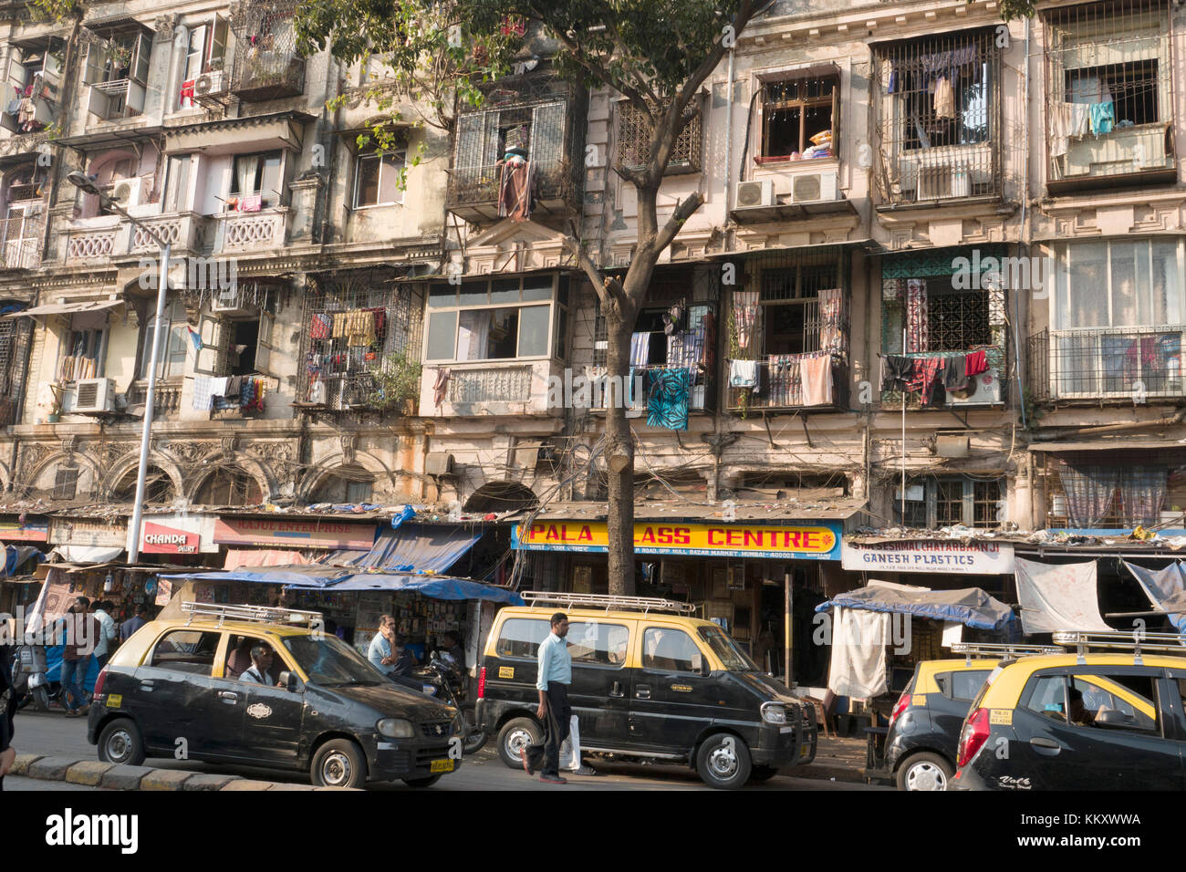 Les taxis noirs et jaunes dans la rue à Kamathipura, Mumbai, Inde Banque D'Images