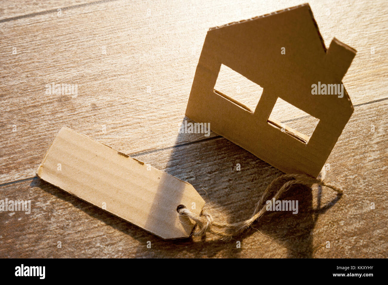 Maison de famille avec du papier étiquette vide pour le texte - prêt hypothécaire, vente, location, frais d'argent - finances et de l'économie concept Concept - photo Banque D'Images