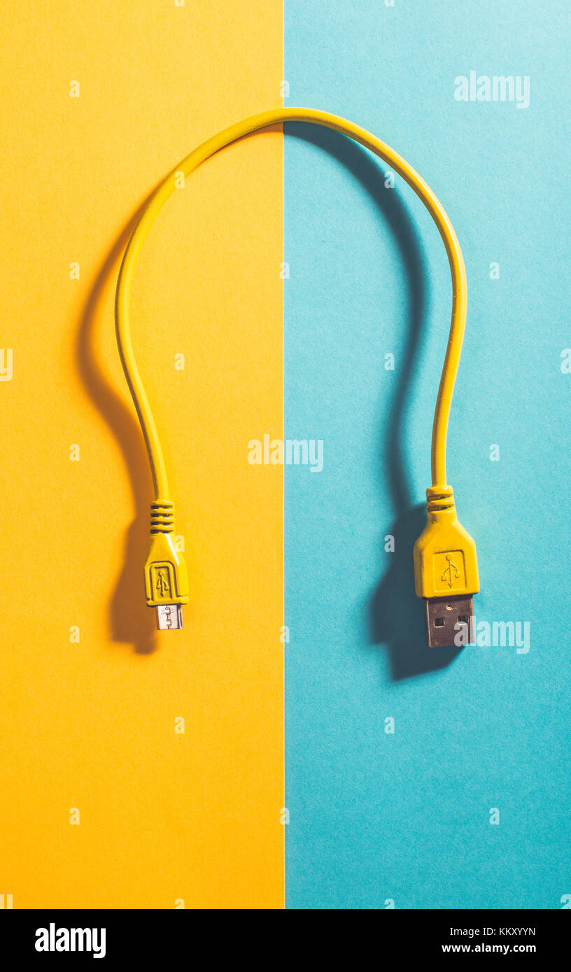 Câble USB peint en jaune unicolor Banque D'Images
