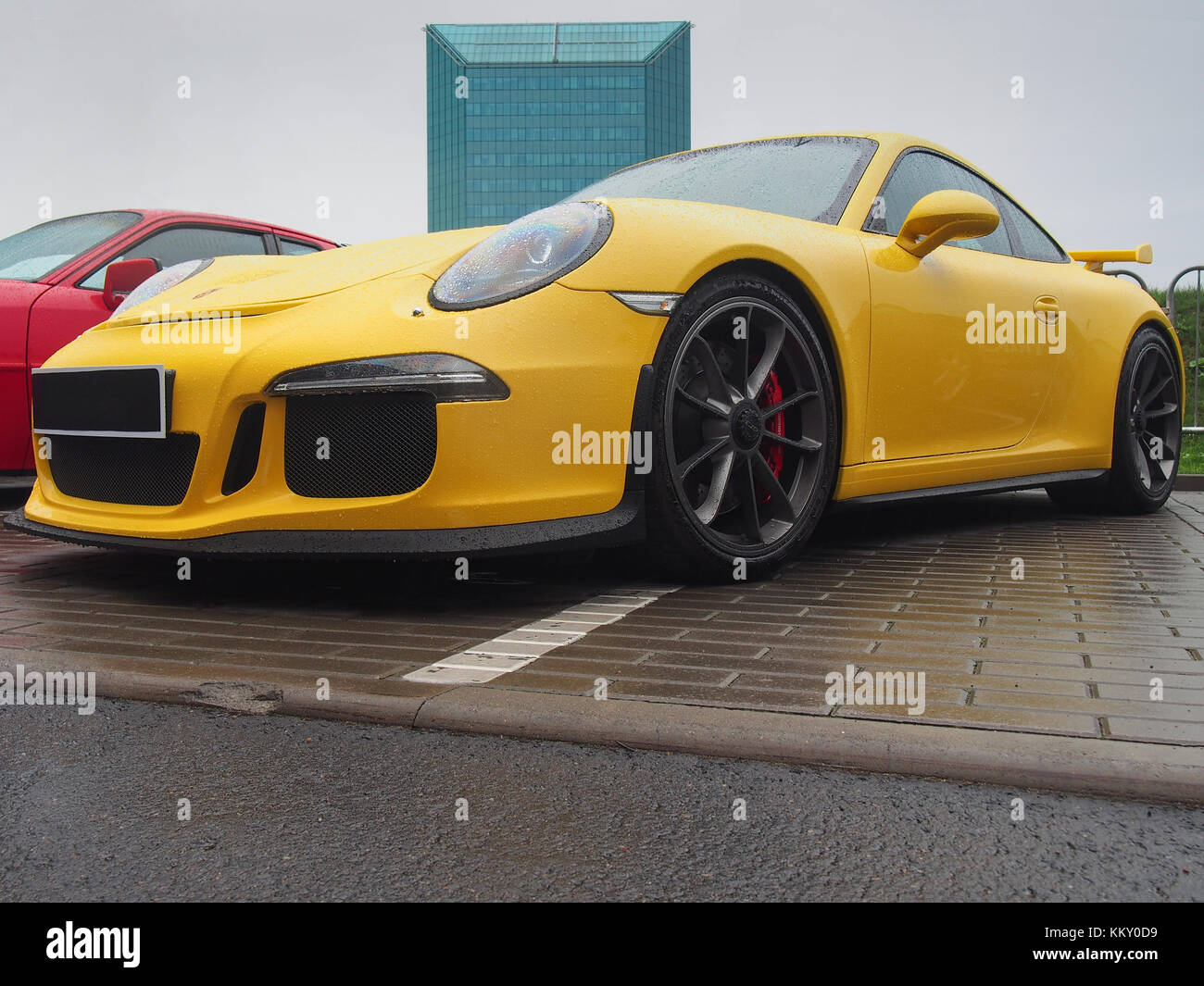 Porsche 911 GT3 jaune sous la pluie. Ce modèle est l'une des voitures les plus populaires pour les fans de Porsche. Banque D'Images