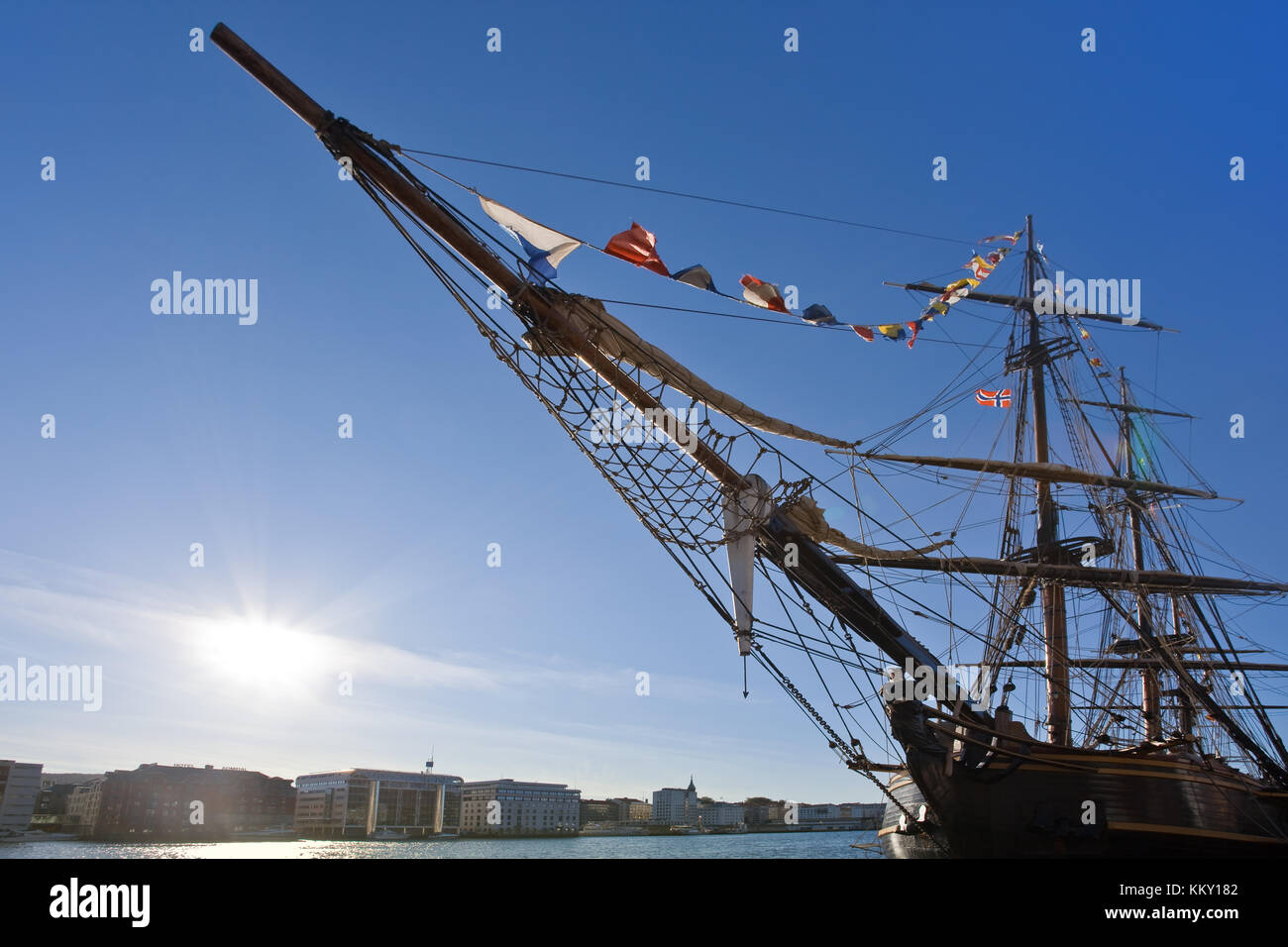 Un voilier dans un port norvégien, Europe Banque D'Images