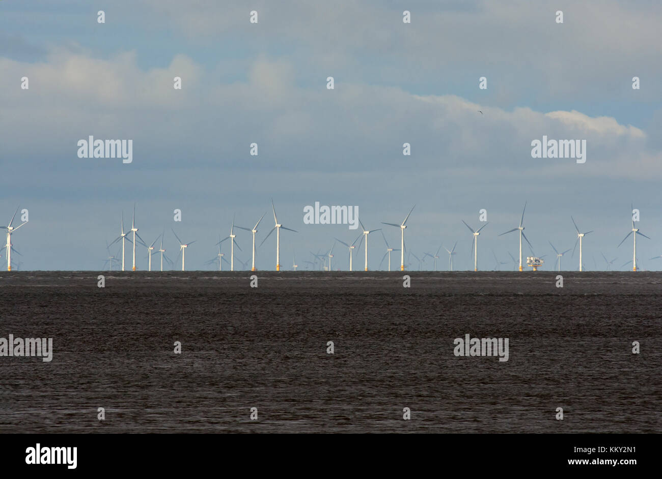 Un parc éolien offshore dans la baie de Morecambe, lancashire, uk Banque D'Images Un parc éolien offshore dans la baie de Morecambe, lancashire, uk Banque D'Images