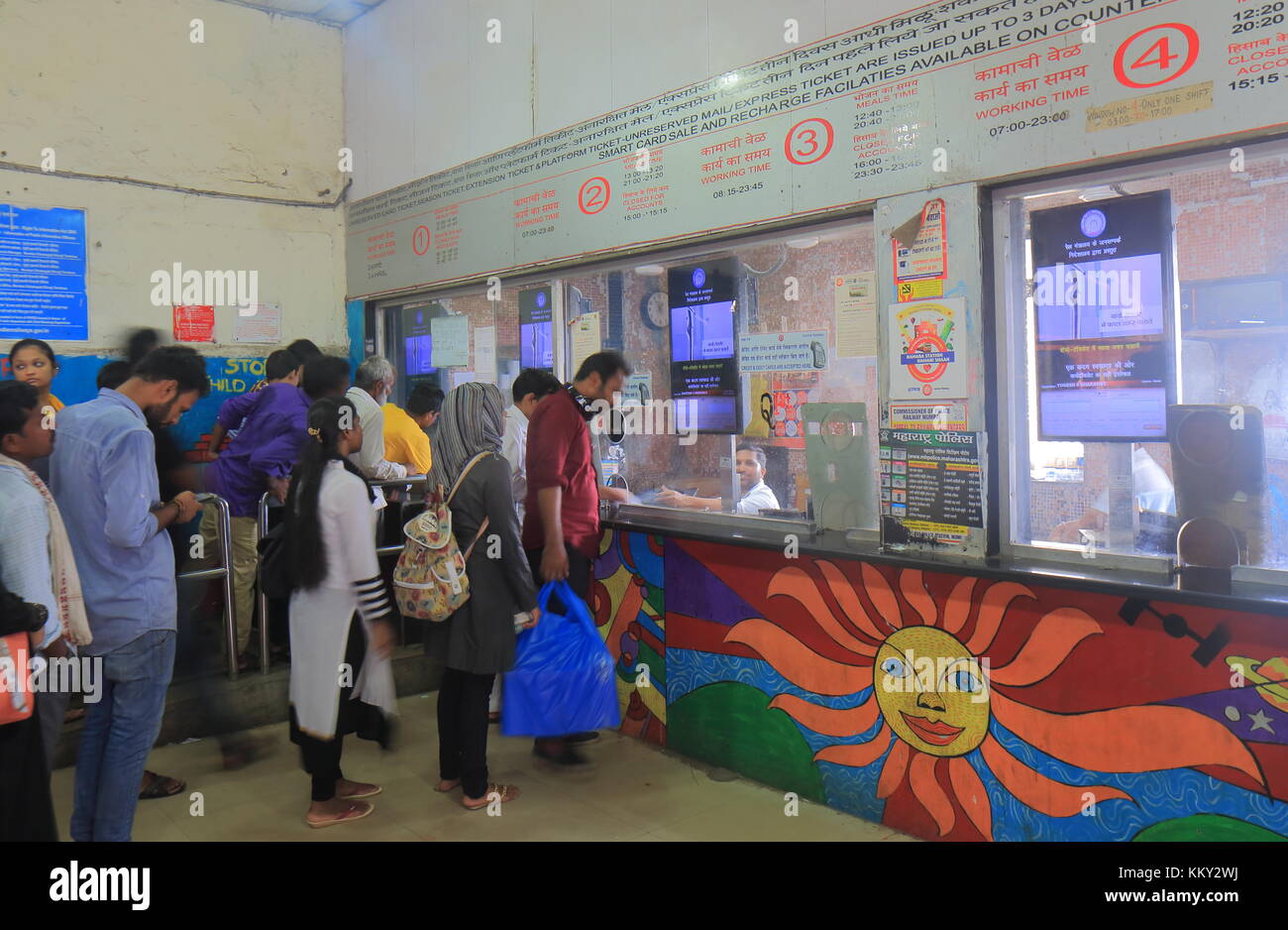 Les gens achètent des billets de train à la gare de Sandhurst Road dans le centre-ville de Mumbai en Inde. Banque D'Images