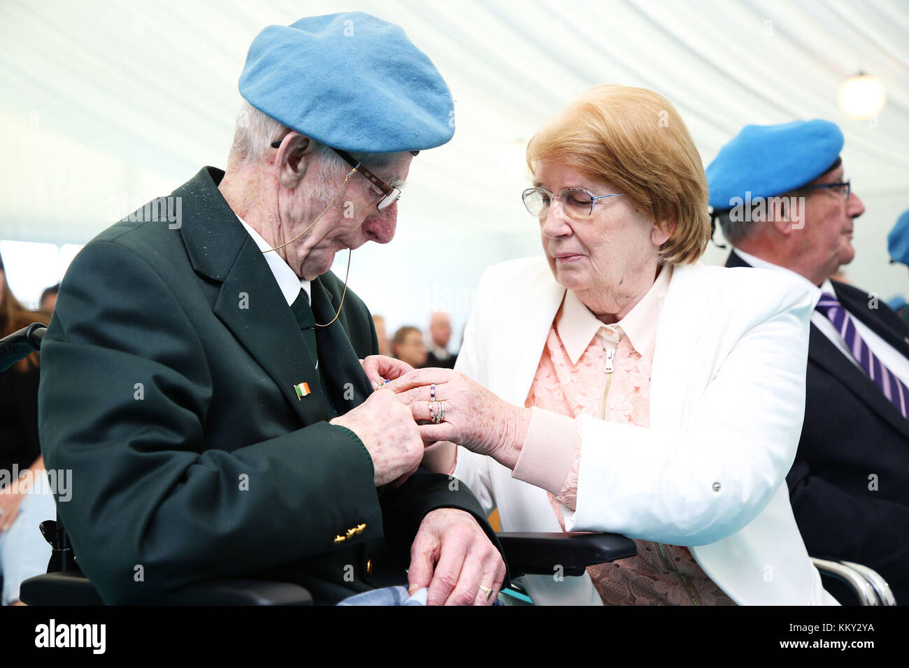 Thomas Cunningham, de Mullingar, a sa médaille ajusté par son épouse Phil à Custume Barracks, Athlone, où la présentation d'un Bonn Jadotville (Le Jadotville Médaille), aux anciens combattants et aux parents de ceux qui ont servi un 35e Bataillon d'infanterie de l'entreprise qui se sont battus à la bataille de Jadotville en septembre 1961. Banque D'Images