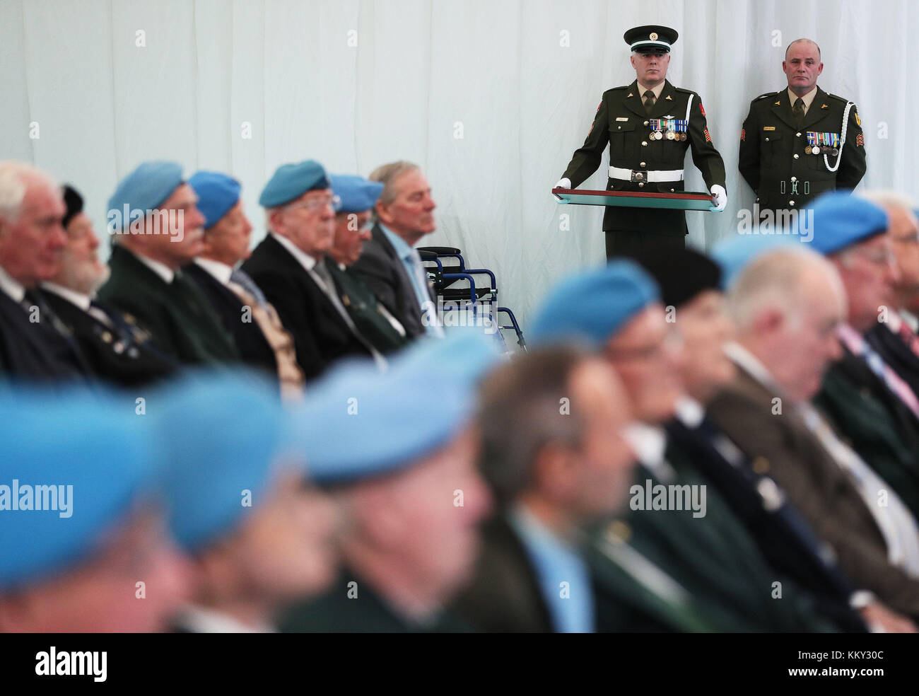 Un membre des forces de défense détient les médailles aux casernes Custume, Athlone, où la présentation d'un Bonn Jadotville (Le Jadotville Médaille), aux anciens combattants et aux parents de ceux qui ont servi un 35e Bataillon d'infanterie de l'entreprise qui se sont battus à la bataille de Jadotville en septembre 1961. Banque D'Images