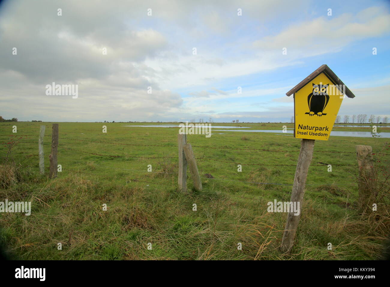 Clôture à la nature park Insel Usedom en Allemagne. L'owl signe est le signe indiquant la nature officielle de l'Allemagne se réserve etc. Banque D'Images