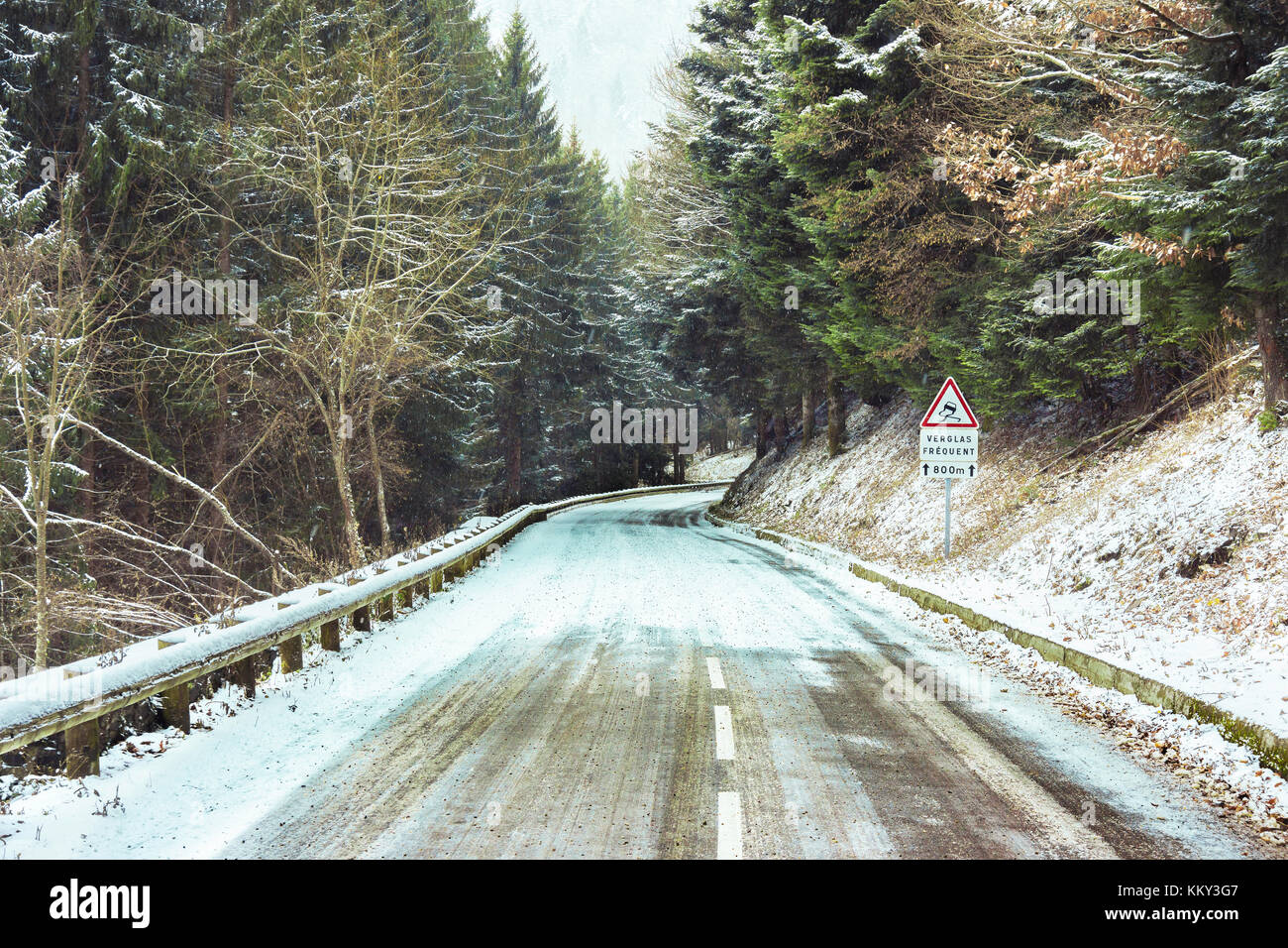 Paysage d'hiver : la neige et la route glacée dans les Vosges, France. Banque D'Images