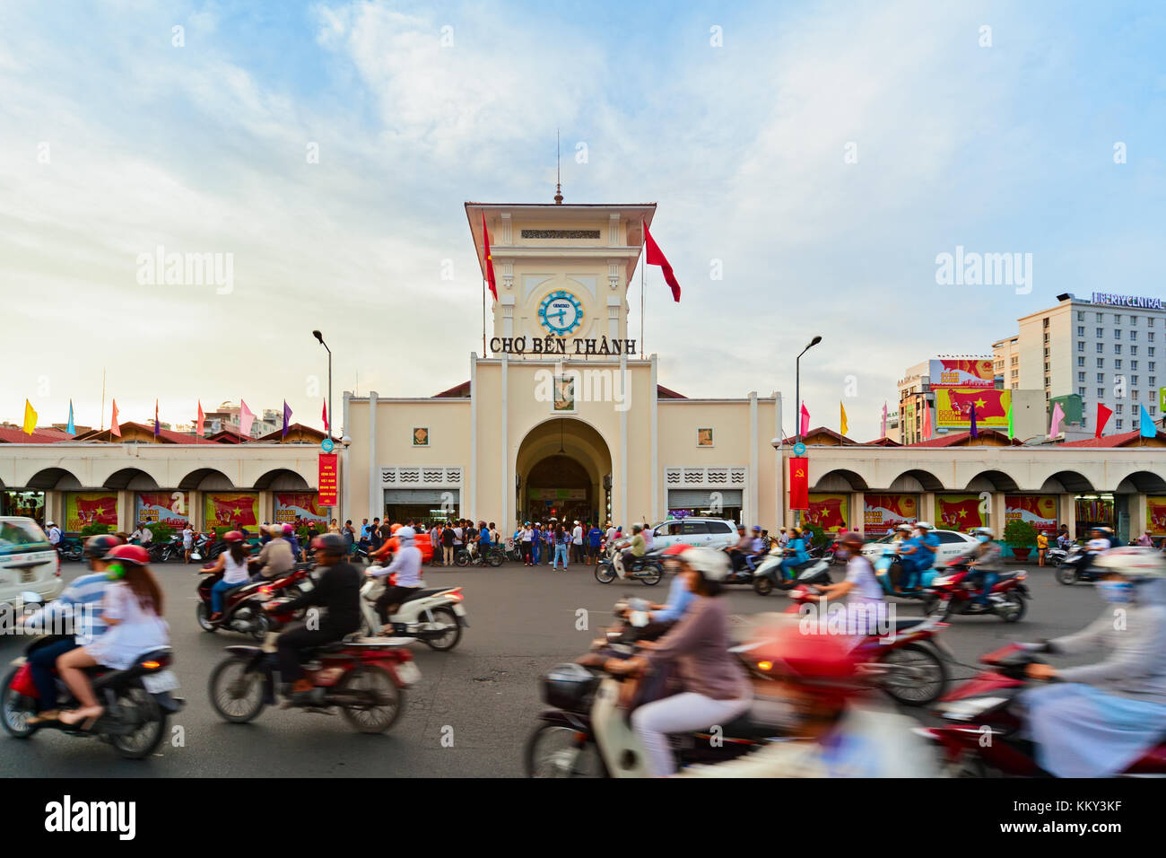 Ho Chi Minh ville, Vietnam - 01 septembre 2015 : marché Ben Thanh dans la vieille ville. Endroit populaire à visiter lors de la visite d'une journée à pied de Saigon pour le shopping Handraf Banque D'Images