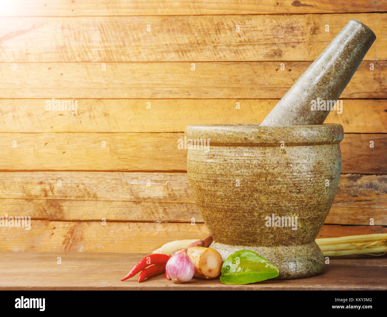 Mortier et pilon et de pâte d'épices thai red curry aliments populaires sur table en bois Banque D'Images