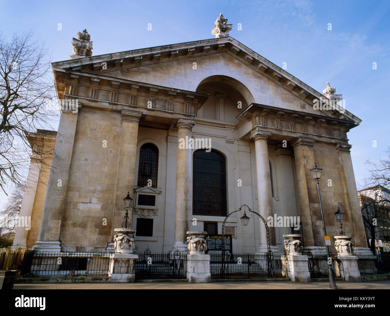 Greenwich, Londres : E fin portique de St Alfege Church, du nom d'Anglo-Saxon martyr tué par les Danois à Greenwich. Construit 1714-18 par Nicholas Hawksmoor Banque D'Images