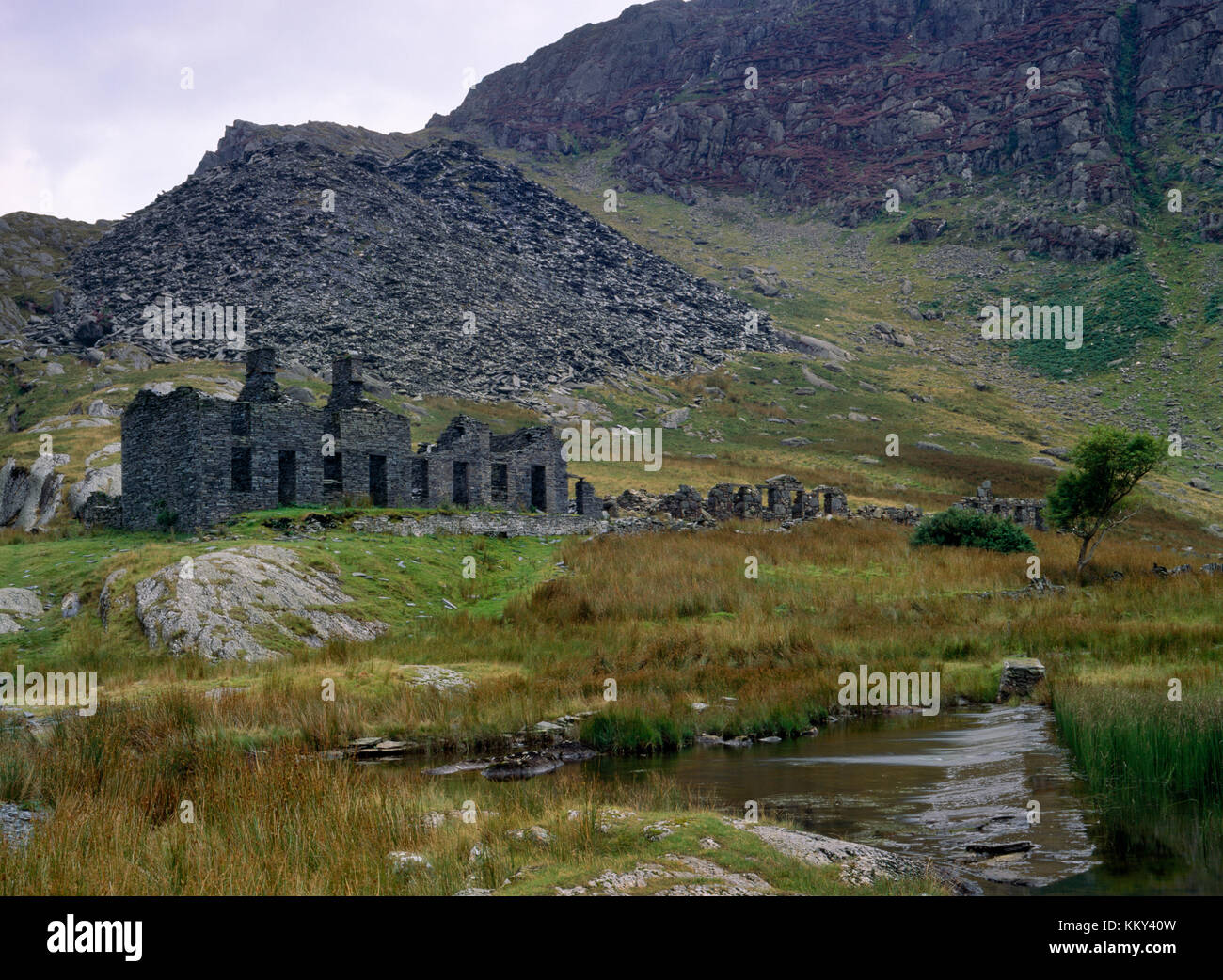 Conseils des déchets, fonctionnement en ardoise et deux étages à l'extrémité sud de la caserne de Llyn Cwmorthin Victorian ardoise près de Blaenau Ffestiniog, Pays de Galles, Royaume-Uni. Banque D'Images