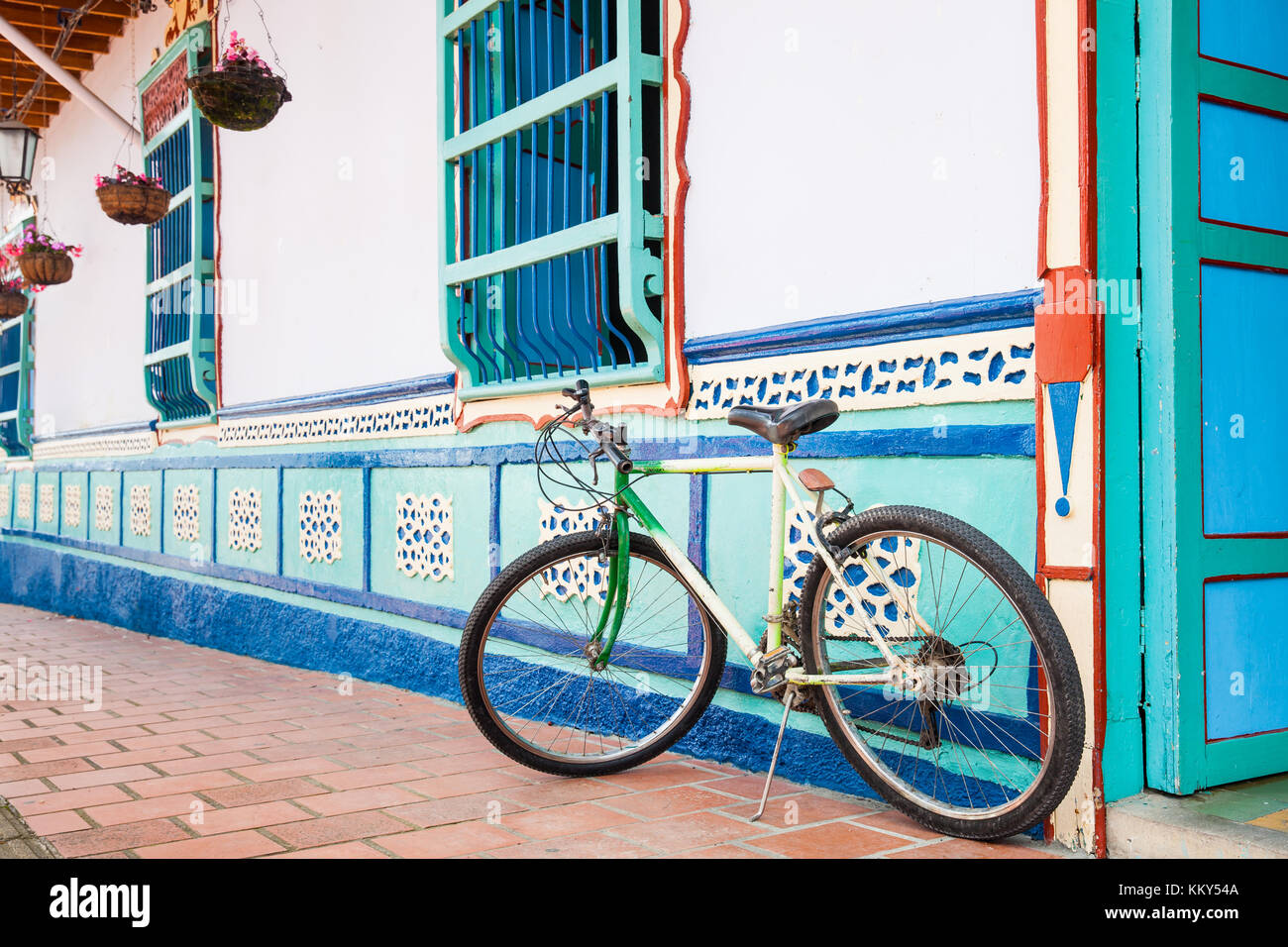 Bycicle à côté d'une belle maison bleue et blanche à Guatape, Colombie Banque D'Images