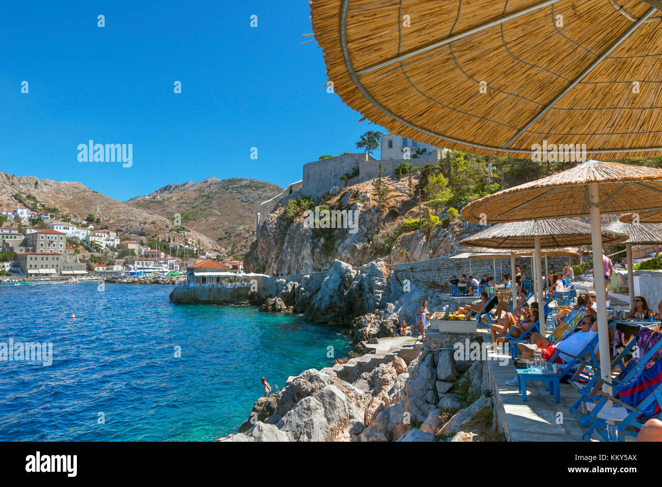 Bar en bord de mer et zone de baignade, juste à l'extérieur de la ville d''Hydra, Hydra, Grèce Banque D'Images