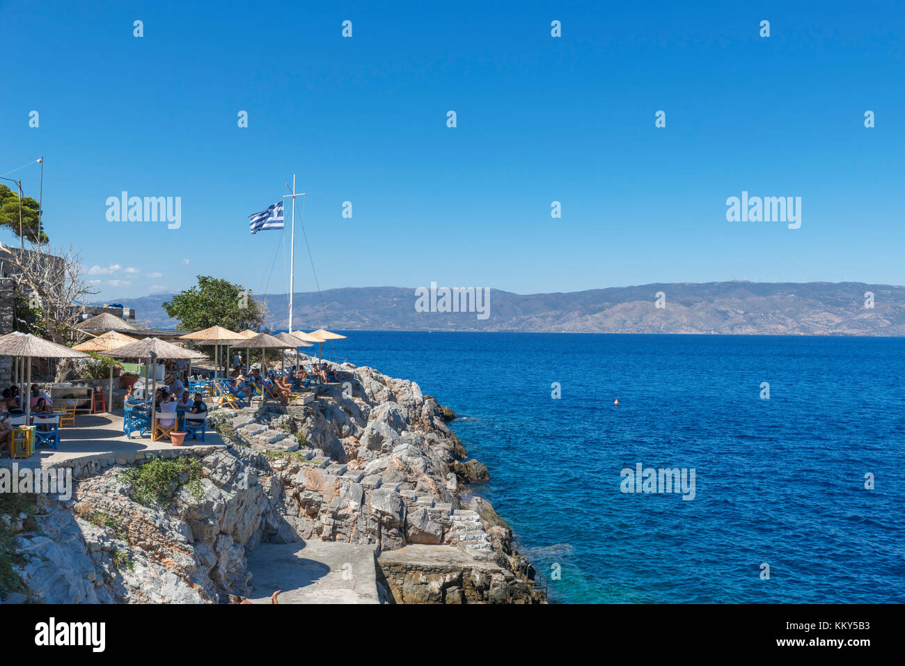 Bar en bord de mer juste à l'extérieur de la ville d''Hydra, Hydra, îles saroniques, Grèce Banque D'Images