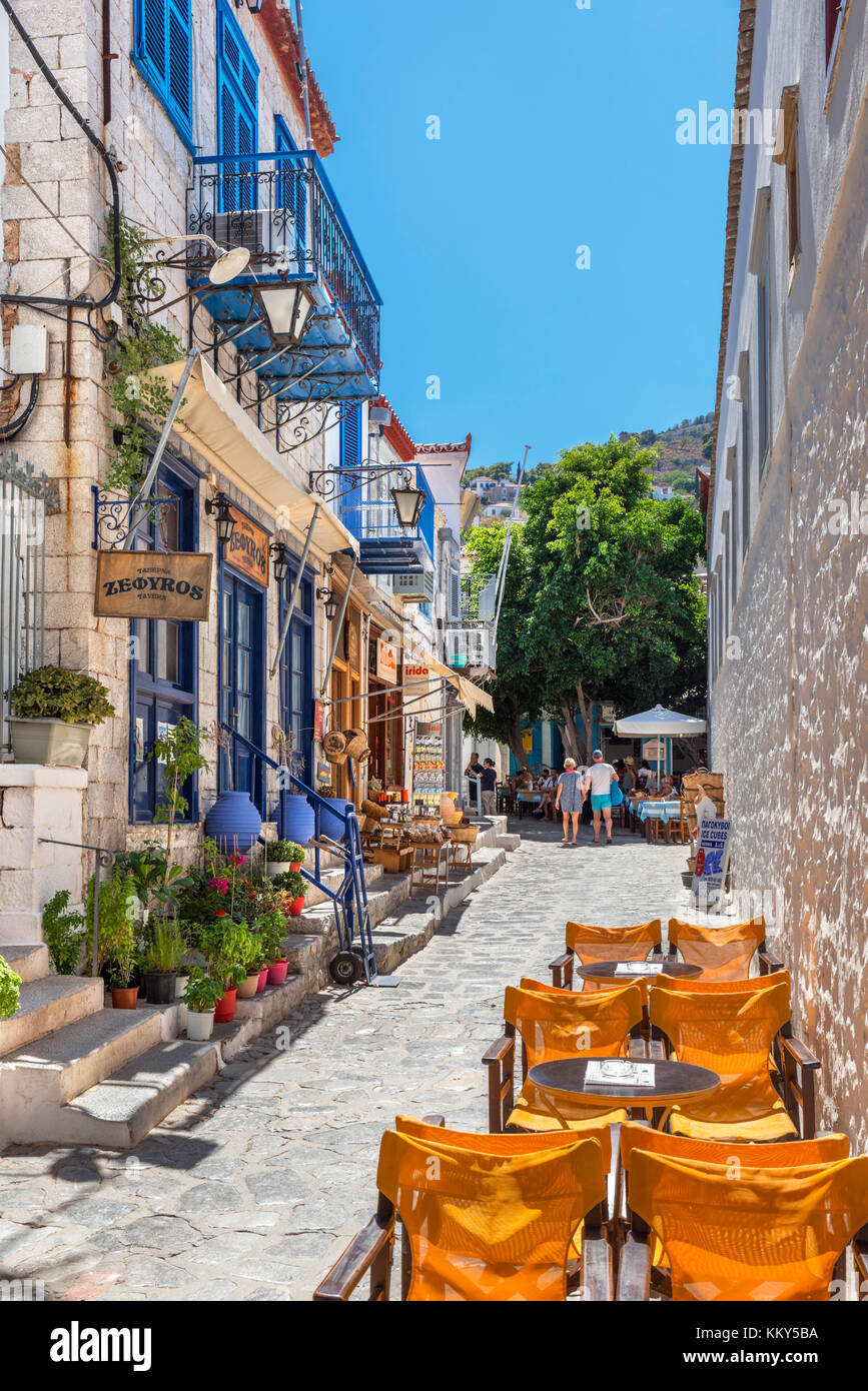 Café et boutiques sur une rue typique dans le centre du village, Hydra, îles saroniques, Grèce Banque D'Images