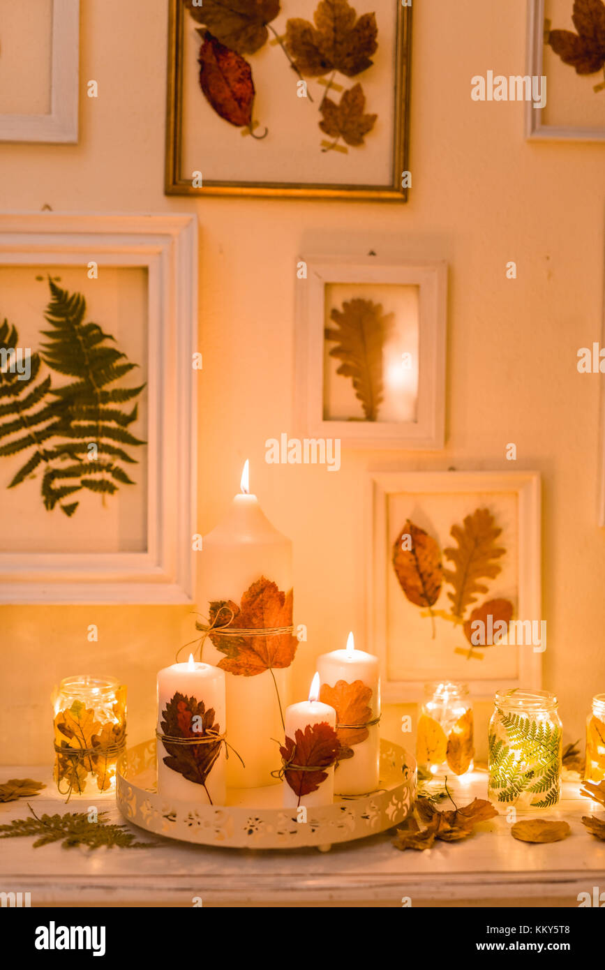 Table console, décoration d'automne, des bougies, des cadres photo, des feuilles Banque D'Images