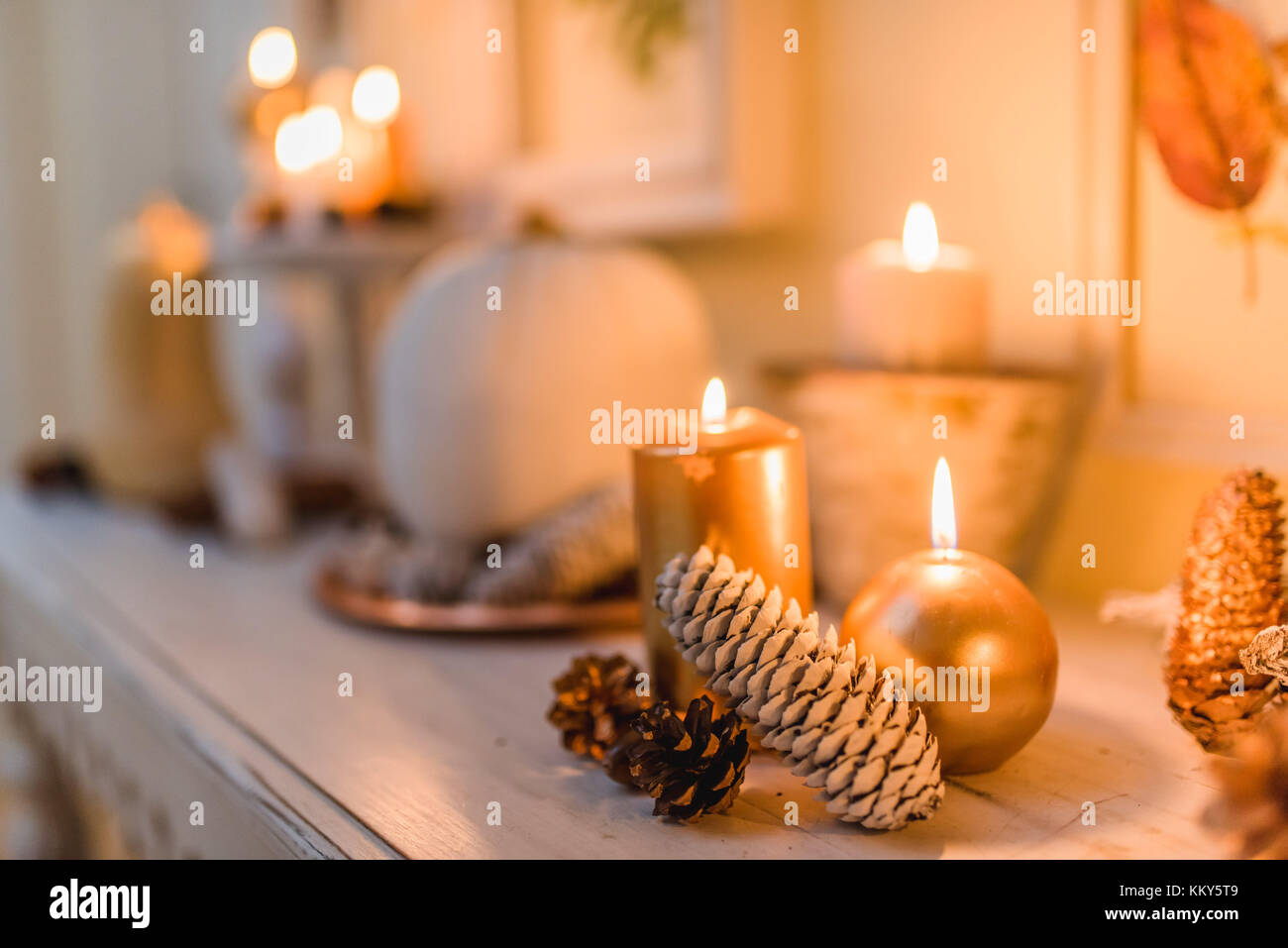 Table console, décoration d'automne, bougies, cônes, citrouille, Banque D'Images