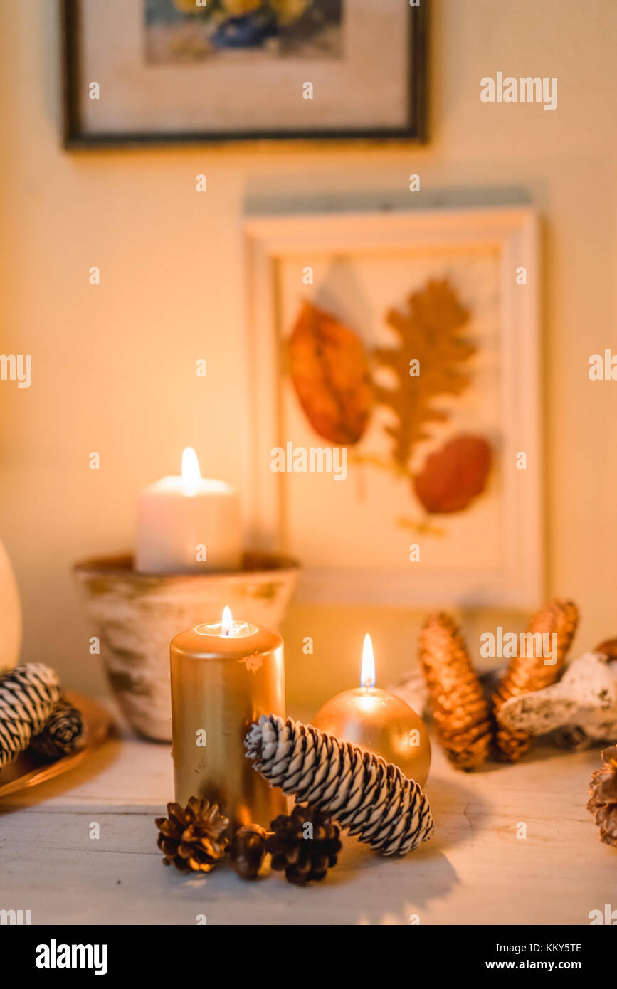 Table console, décoration d'automne, bougies, cônes, Banque D'Images