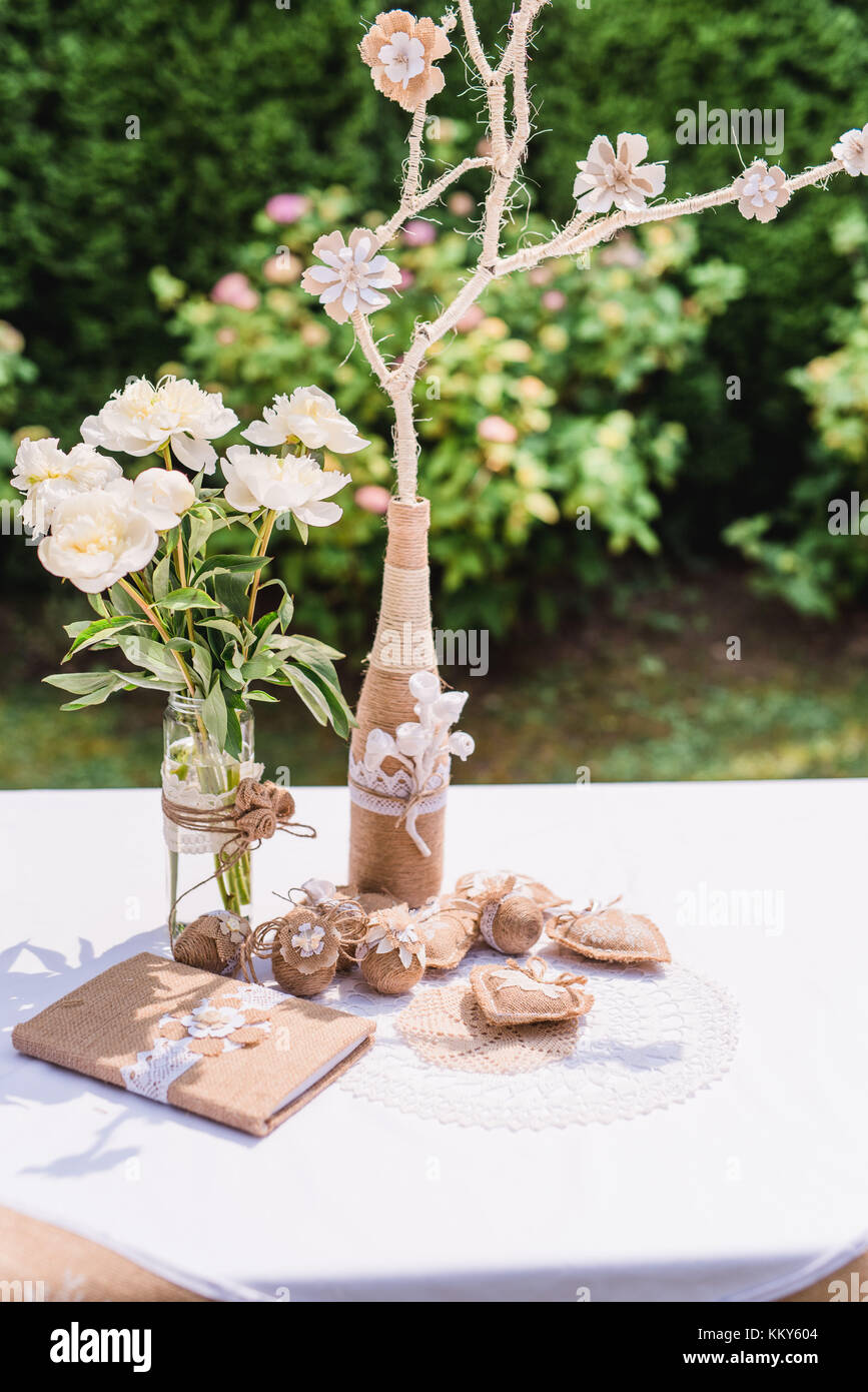 Table de jardin, décoration de pâques, fleurs, fourche, jute, œufs de Pâques, Banque D'Images