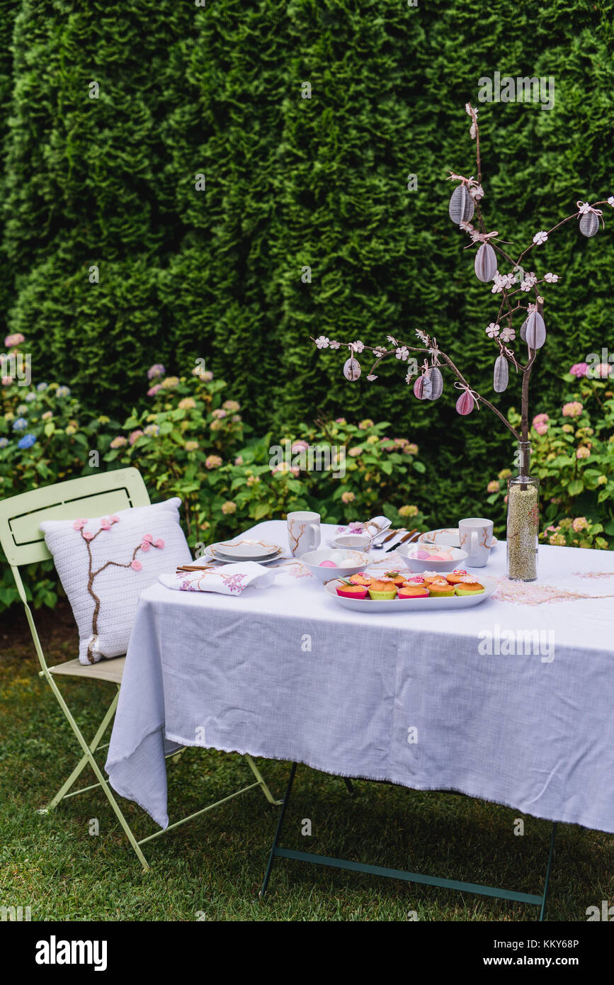 Table couverte dans le jardin, Pâques vie encore Banque D'Images