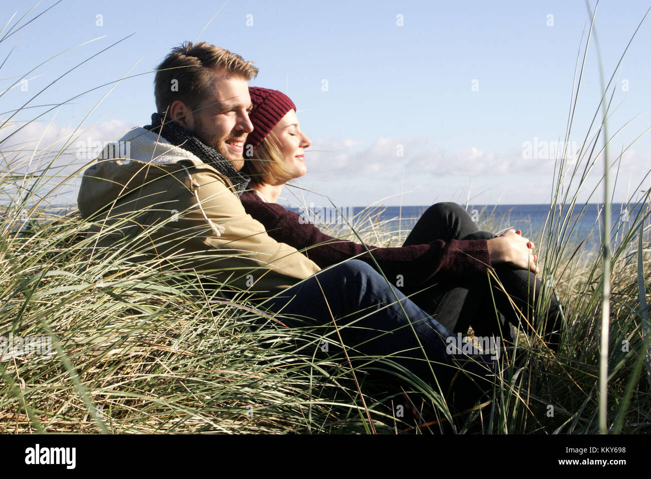 En couple, en mer baltique, dunes, s'asseoir, profiter du soleil,, Banque D'Images