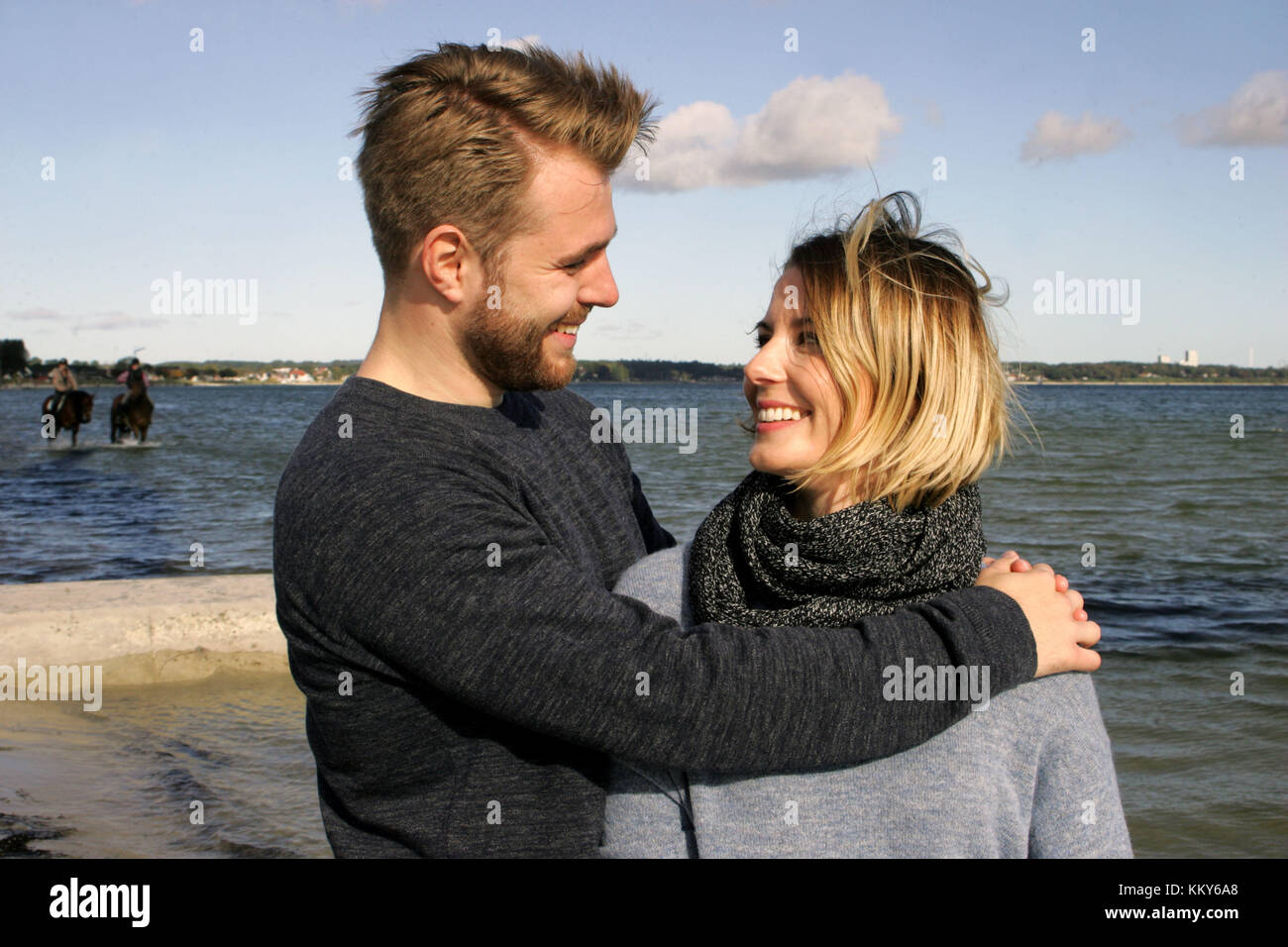 Couple, mer Baltique, promenade sur la plage, embrasser, +D51 Banque D'Images