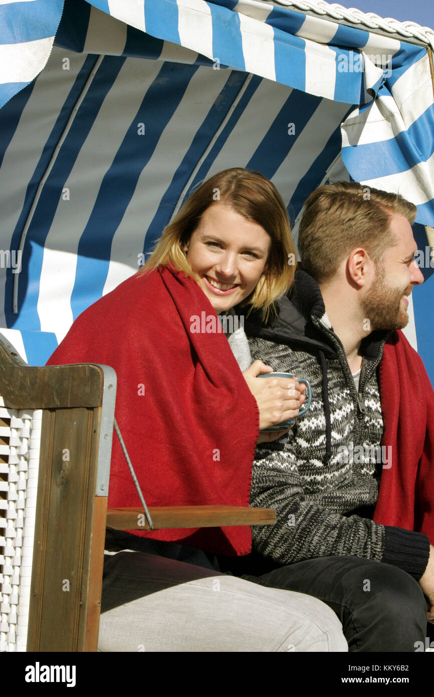 Couple, repos, chaise de plage, sourire, portrait, demi-Vue latérale, détail, Banque D'Images