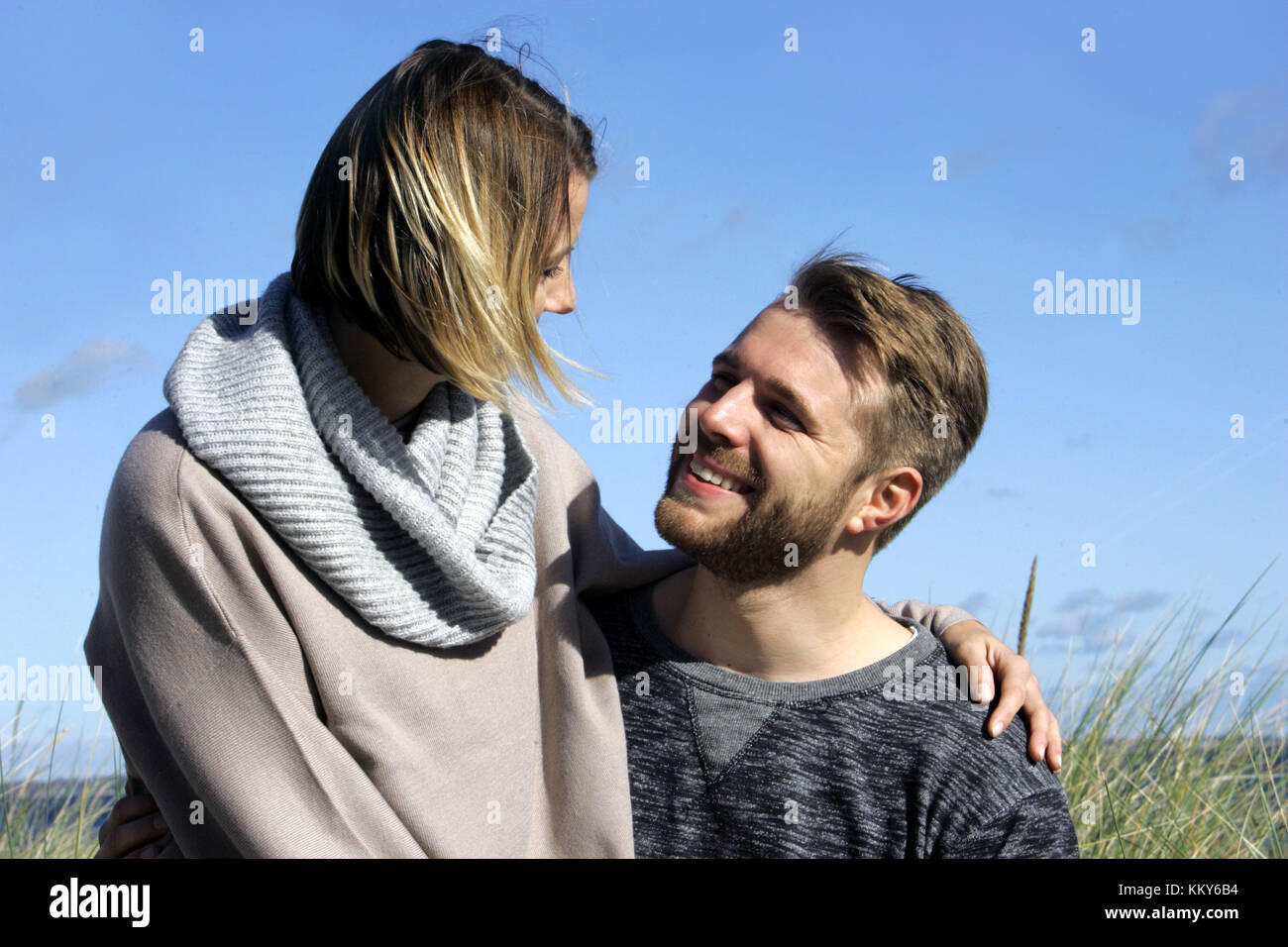 Couple amoureux, mer Baltique, dunes, contact visuel, portrait, Banque D'Images