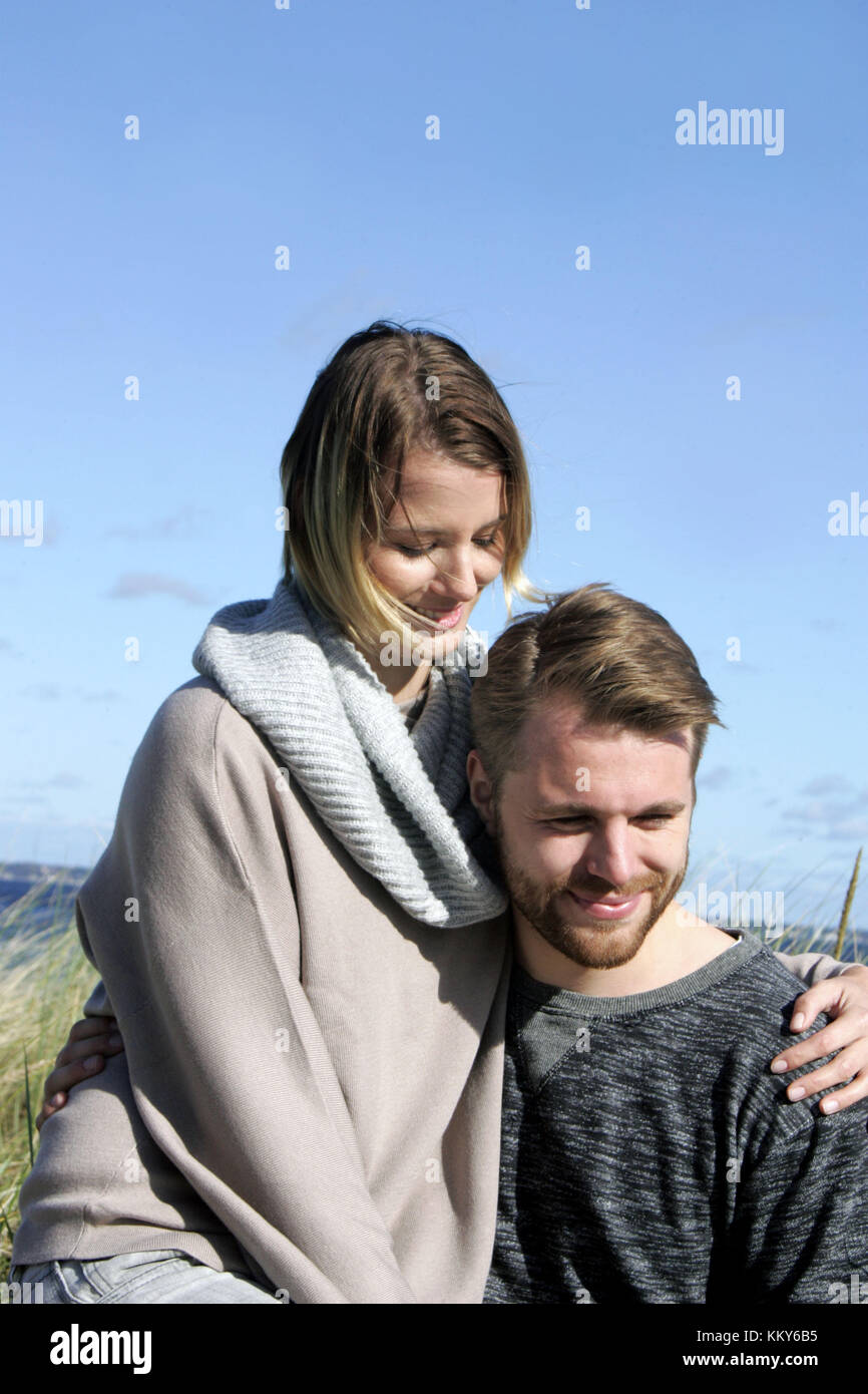 Couple dans l'amour, de la mer Baltique, les dunes, la moitié, portrait Banque D'Images