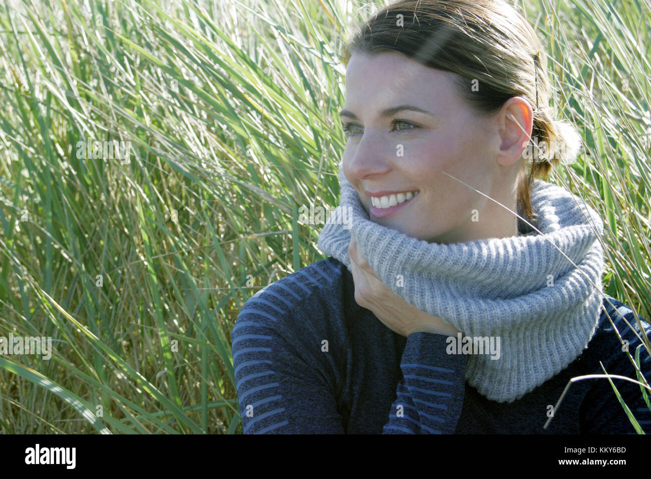 Jeune femme, mer baltique, dunes, loisirs, portrait, Banque D'Images