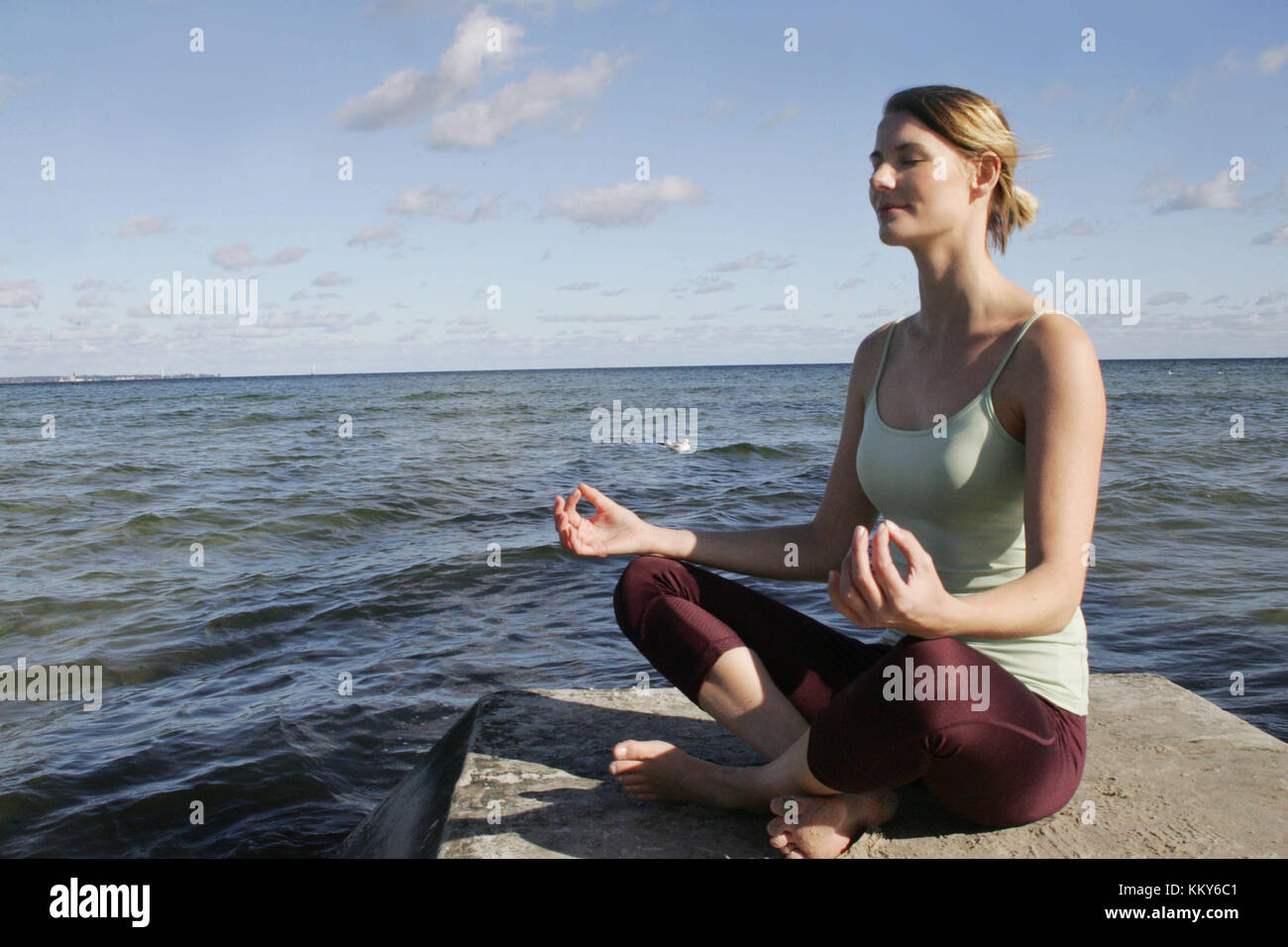 Femme, la méditation, brise-lames, s'asseoir, Banque D'Images