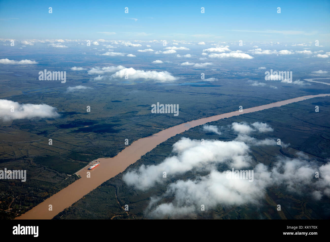Nuages au-dessus de la rivière Parana, Argentine, Amérique du Sud - aérien Banque D'Images