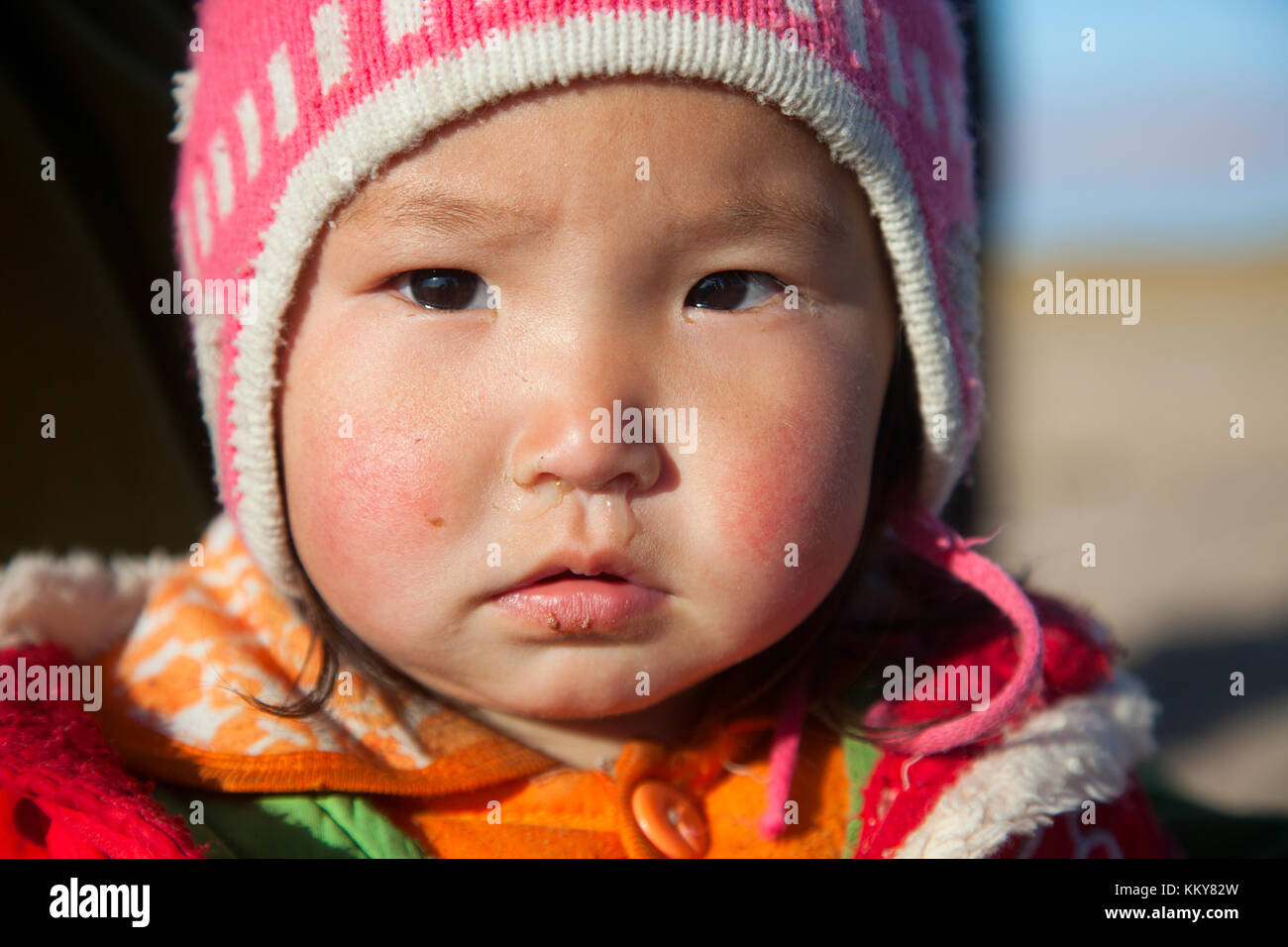 Fille mongole est très grave, la fille d'un Nomad Banque D'Images