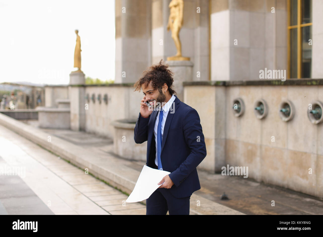 La moitié beau nigérians et le français Guy appelant sweetheart par  téléphone avec tour eiffel en arrière-plan. jeune homme habillé en costume  noir et cravate bleue ressemble Photo Stock - Alamy