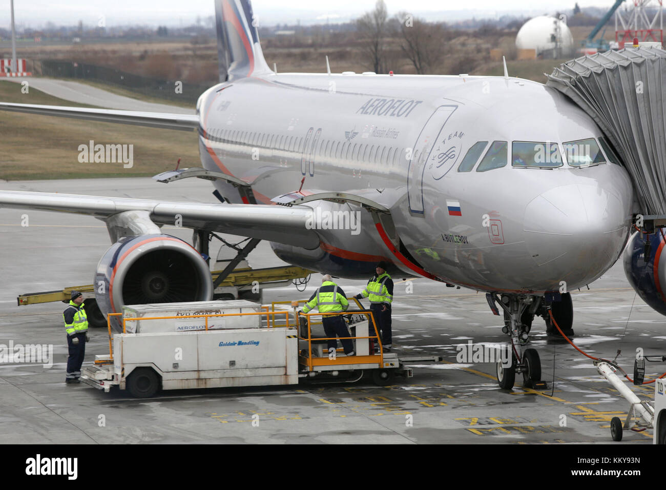 Sofia, Bulgarie - 8 mars, 2017 : travailleurs de l'aéroport avion russe de charge avant le voyage a l'aéroport international de Sofia. Banque D'Images