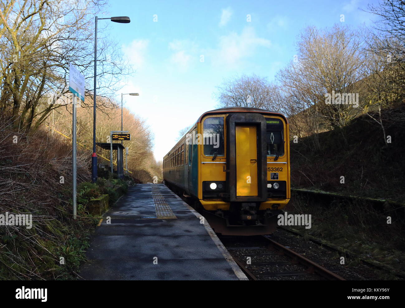 Le service d'Arriva Trains Wales Swansea s'arrête à la gare de pain de sucre, le plus station à distance sur la ligne de Cœur du Pays de Galles, situé par l'A4 Banque D'Images